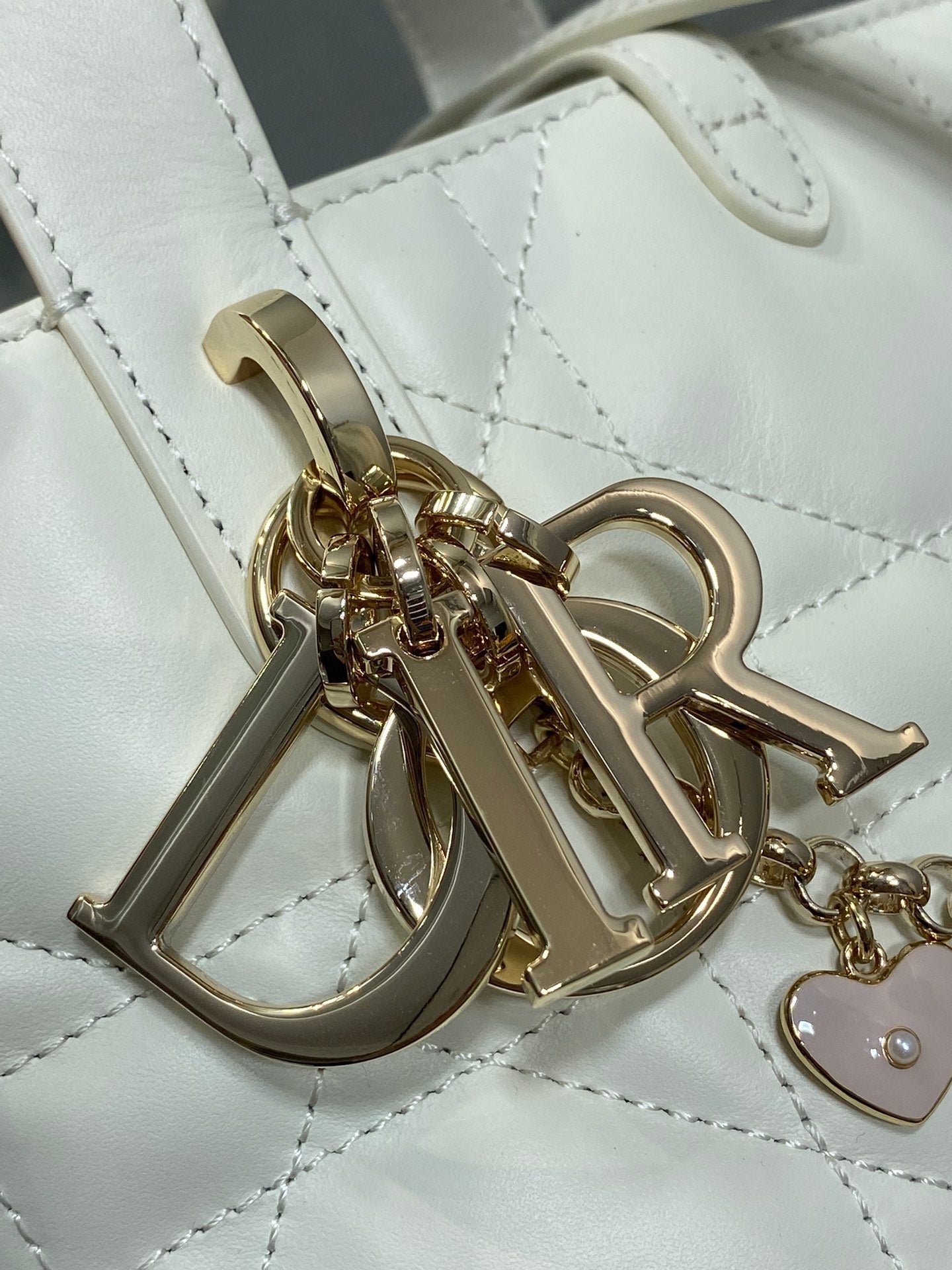 {Style No: YB3MM5CQ} DIOR 25S TOUJOURS VERTICAL TOTE BAG 18 IN IVORY CALFSKIN WITH CHARM BRACELET STRAP - Image 4
