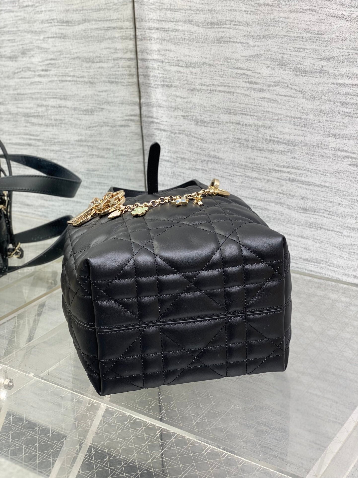 {Style No: PTHJYCZX} DIOR 25S TOUJOURS VERTICAL TOTE BAG 18 IN BLACK CALFSKIN WITH CHARM BRACELET STRAP - Image 8