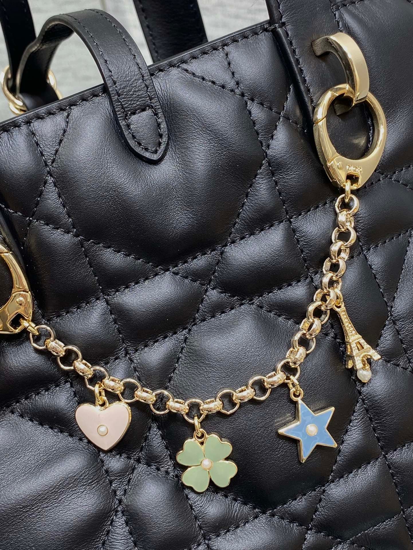 {Style No: PTHJYCZX} DIOR 25S TOUJOURS VERTICAL TOTE BAG 18 IN BLACK CALFSKIN WITH CHARM BRACELET STRAP - Image 5