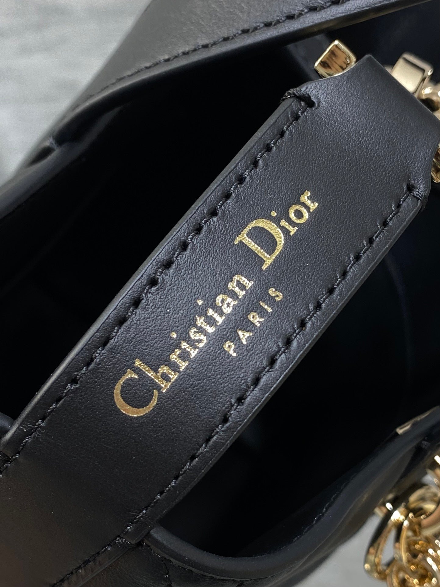 {Style No: PTHJYCZX} DIOR 25S TOUJOURS VERTICAL TOTE BAG 18 IN BLACK CALFSKIN WITH CHARM BRACELET STRAP - Image 7