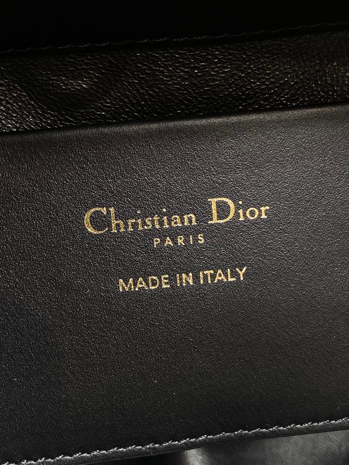 {Style No: PTHJYCZX} DIOR 25S TOUJOURS VERTICAL TOTE BAG 18 IN BLACK CALFSKIN WITH CHARM BRACELET STRAP - Image 9
