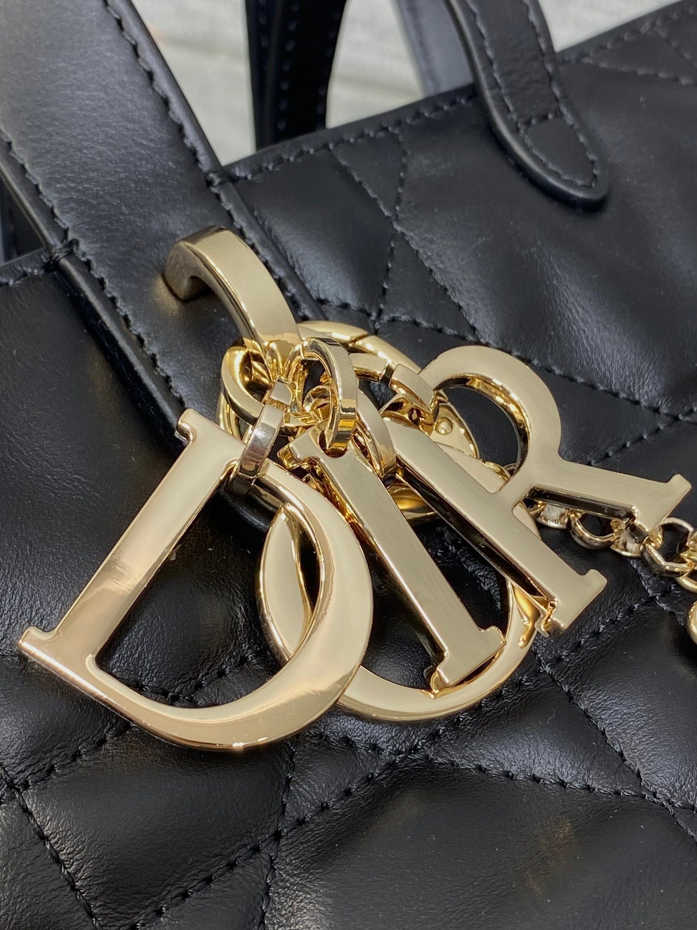 {Style No: PTHJYCZX} DIOR 25S TOUJOURS VERTICAL TOTE BAG 18 IN BLACK CALFSKIN WITH CHARM BRACELET STRAP - Image 4