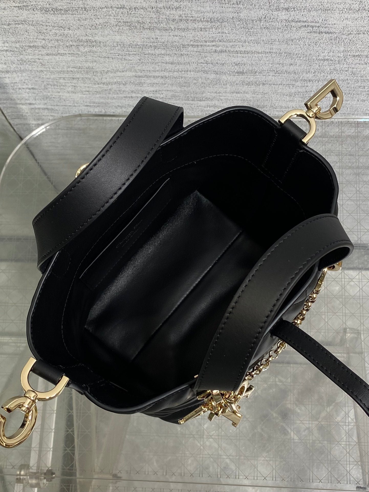 {Style No: PTHJYCZX} DIOR 25S TOUJOURS VERTICAL TOTE BAG 18 IN BLACK CALFSKIN WITH CHARM BRACELET STRAP - Image 6
