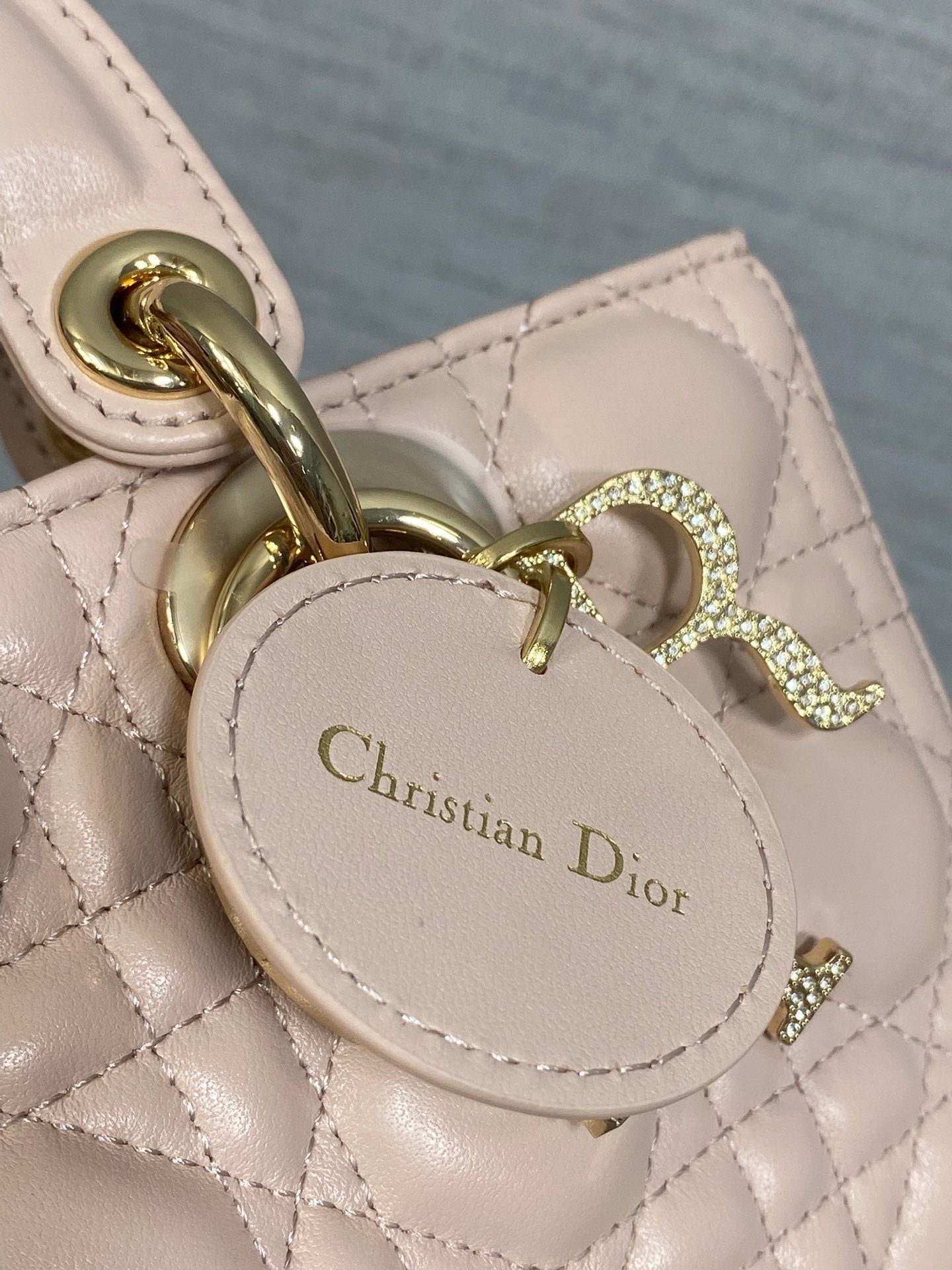{Style No: BM4PHCWI} DIOR 25S SMALL LADY D‑JOY BAG 22 IN BABY PINK CALFSKIN GOLD HARDWARE - Image 7