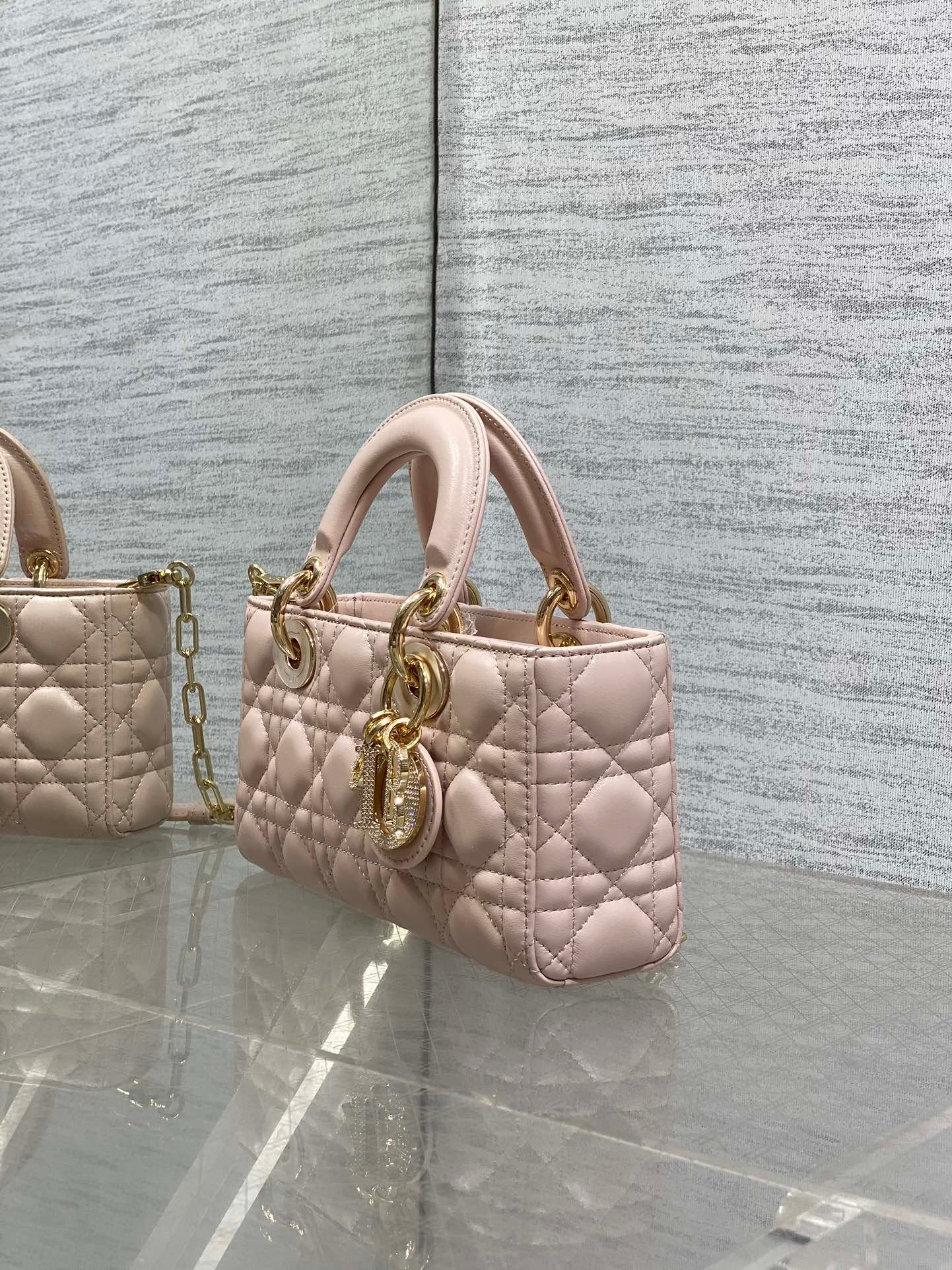 {Style No: BM4PHCWI} DIOR 25S SMALL LADY D‑JOY BAG 22 IN BABY PINK CALFSKIN GOLD HARDWARE - Image 4