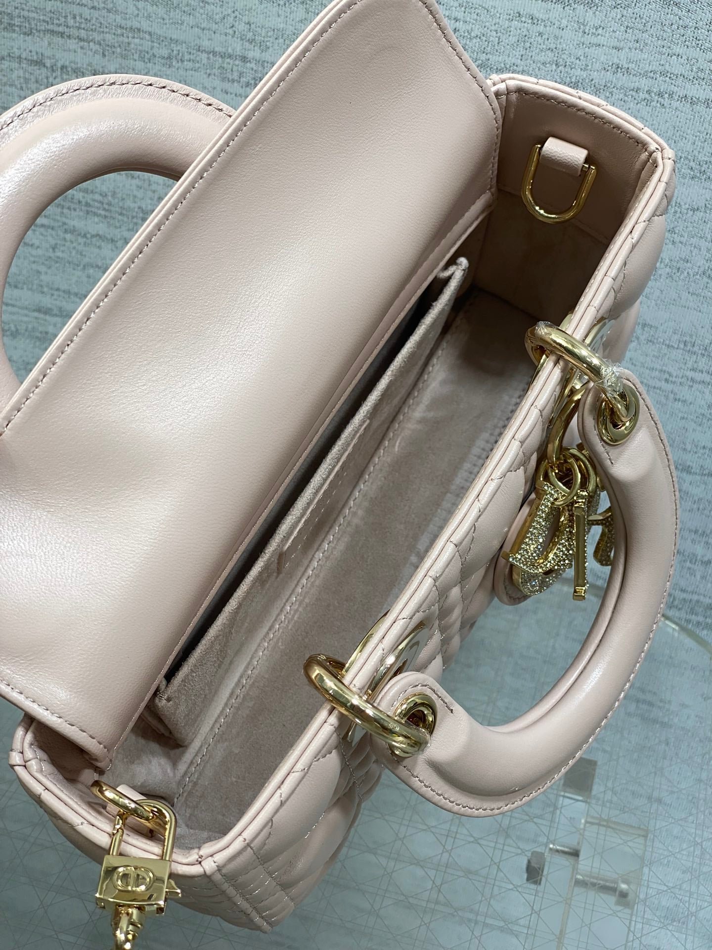 {Style No: BM4PHCWI} DIOR 25S SMALL LADY D‑JOY BAG 22 IN BABY PINK CALFSKIN GOLD HARDWARE - Image 5