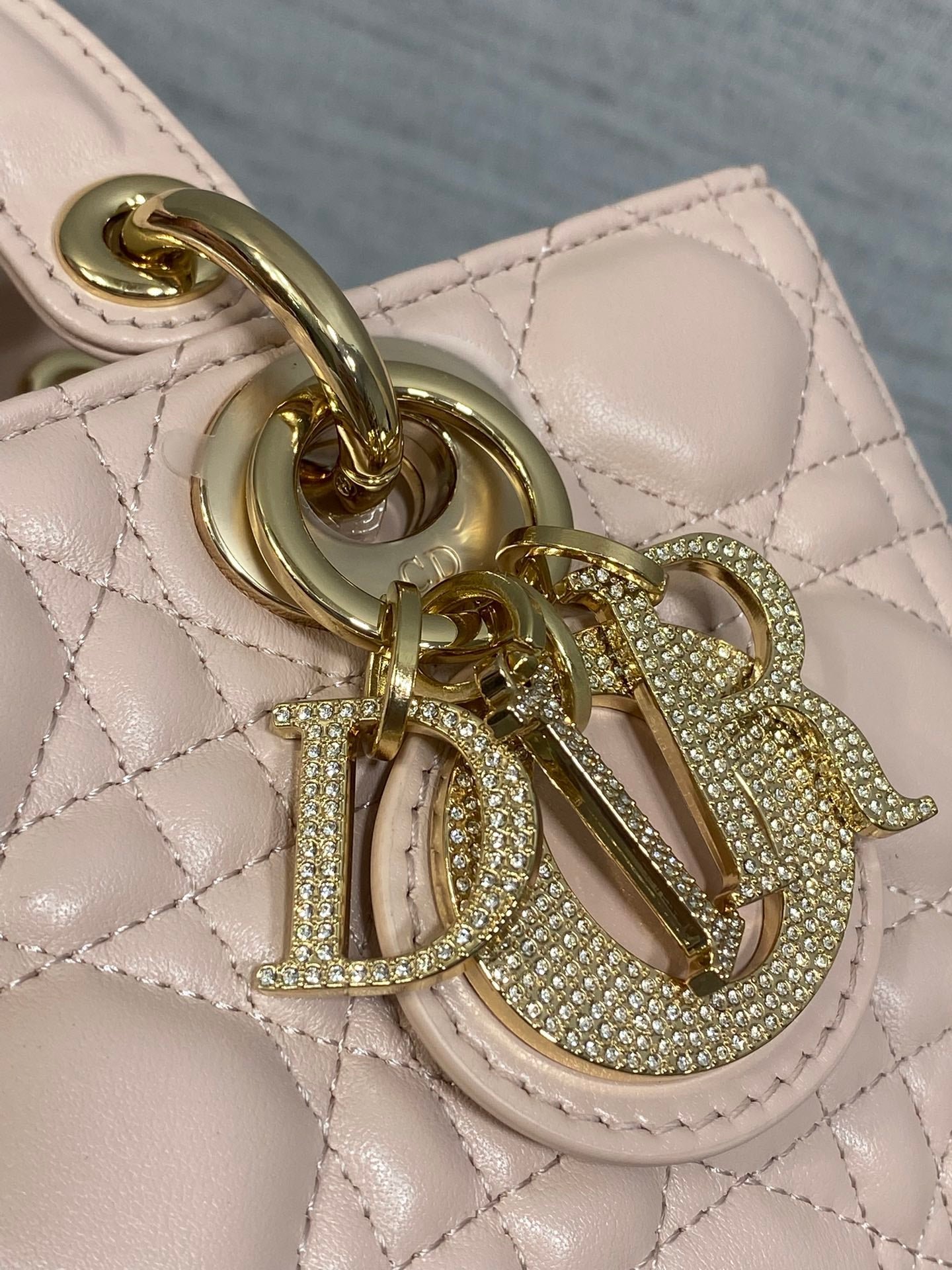 {Style No: BM4PHCWI} DIOR 25S SMALL LADY D‑JOY BAG 22 IN BABY PINK CALFSKIN GOLD HARDWARE - Image 3