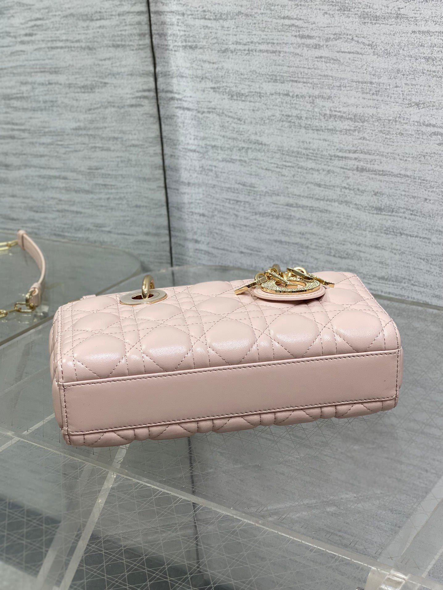 {Style No: BM4PHCWI} DIOR 25S SMALL LADY D‑JOY BAG 22 IN BABY PINK CALFSKIN GOLD HARDWARE - Image 8