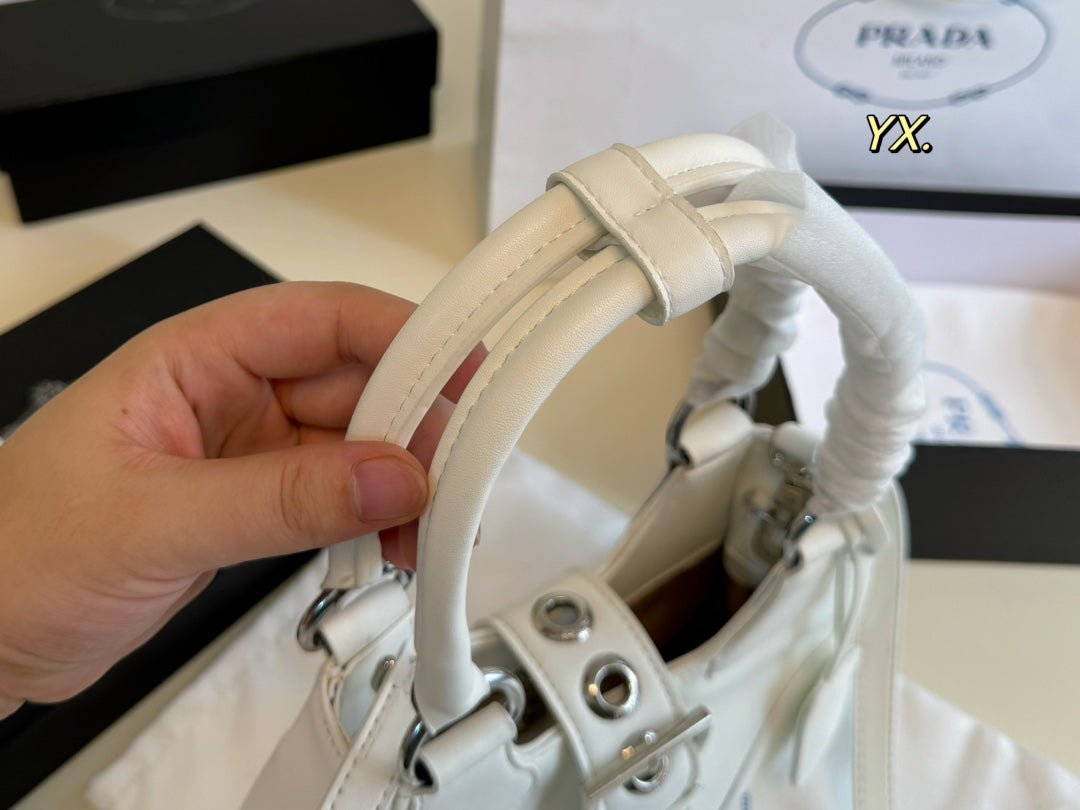 {Style No: HMSUK1ET} PRA 23 MOON PADDED BAG WHITE CALFSKIN WITH STRAP - Image 7