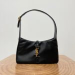 {Style No: R4VUJDZW} LE 5 À 7 BAG 24 BLACK GLOSSY CALFSKIN HOBO