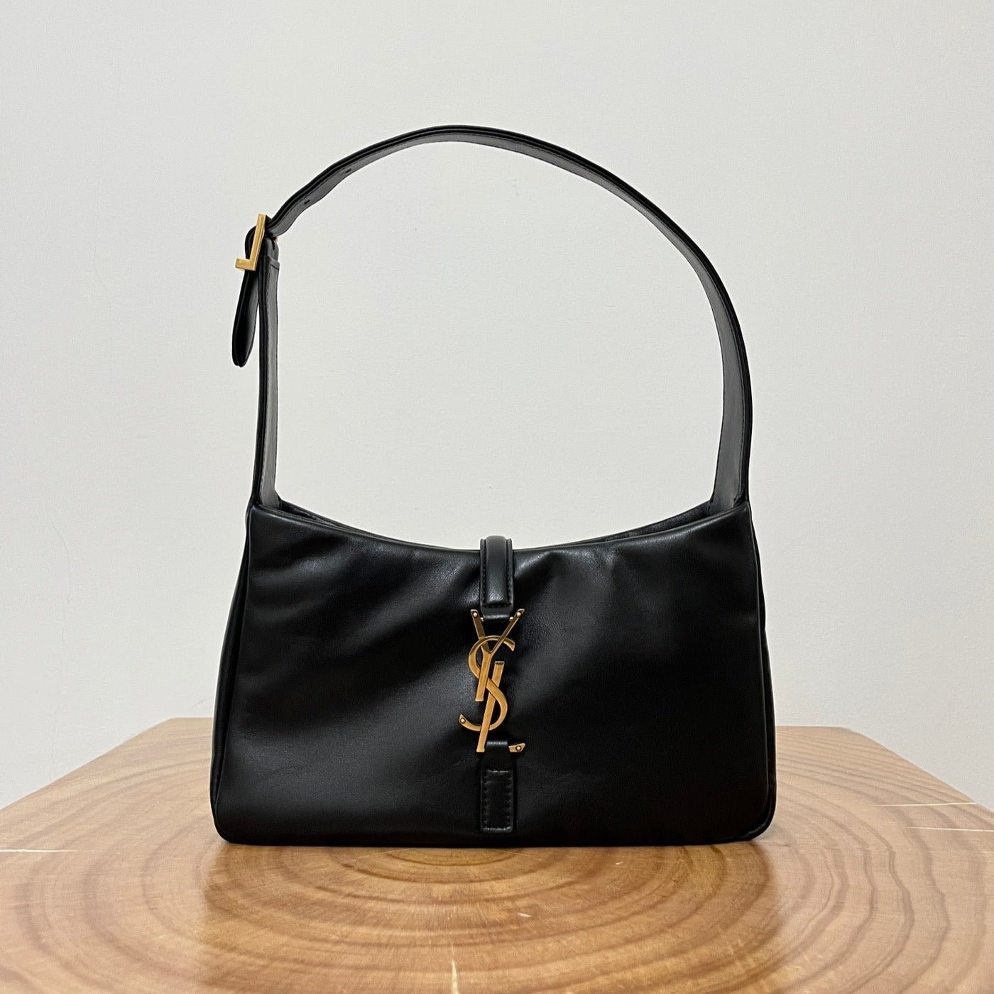 {Style No: R4VUJDZW} LE 5 À 7 BAG 24 BLACK GLOSSY CALFSKIN HOBO