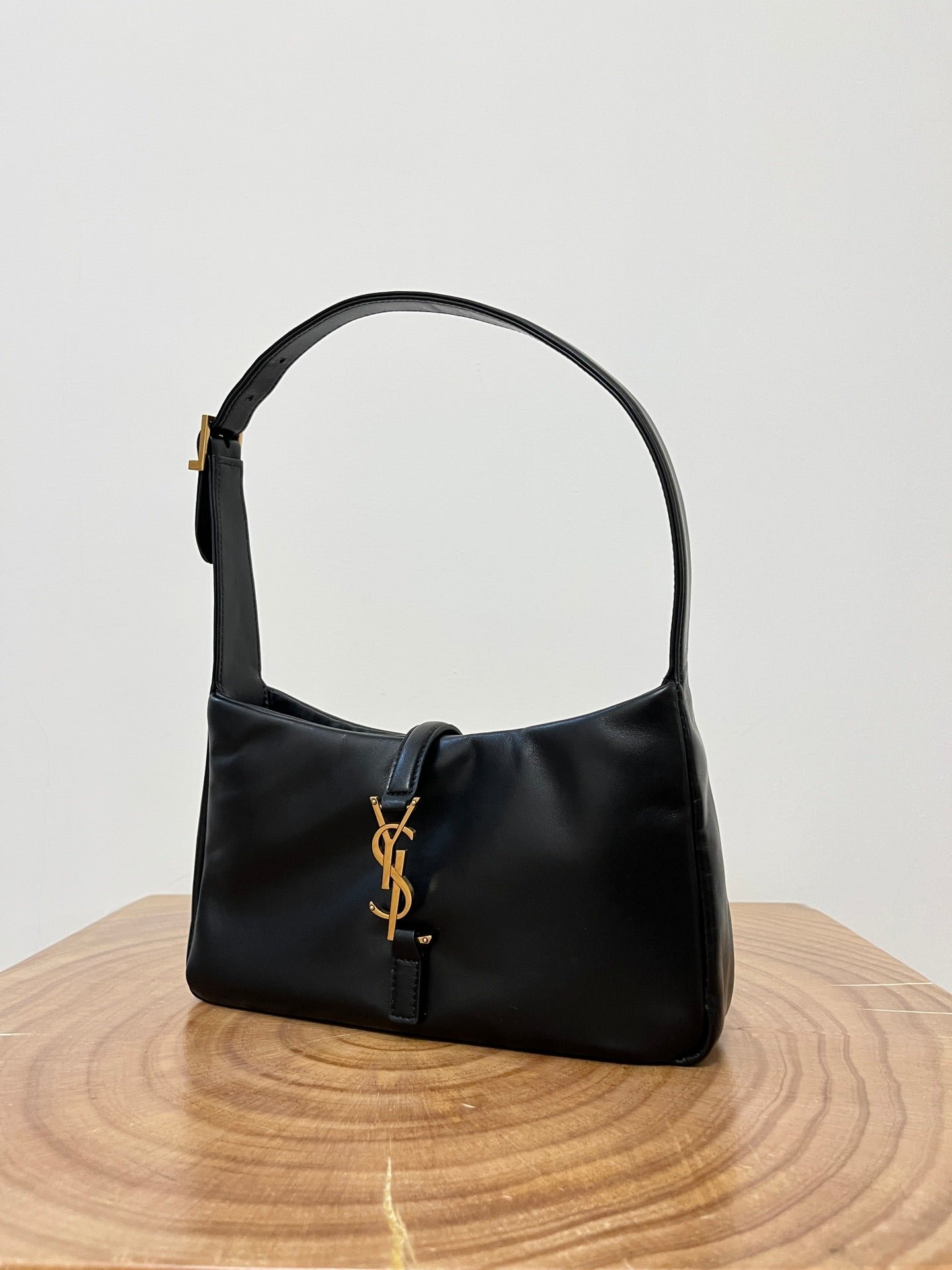 {Style No: R4VUJDZW} LE 5 À 7 BAG 24 BLACK GLOSSY CALFSKIN HOBO - Image 2