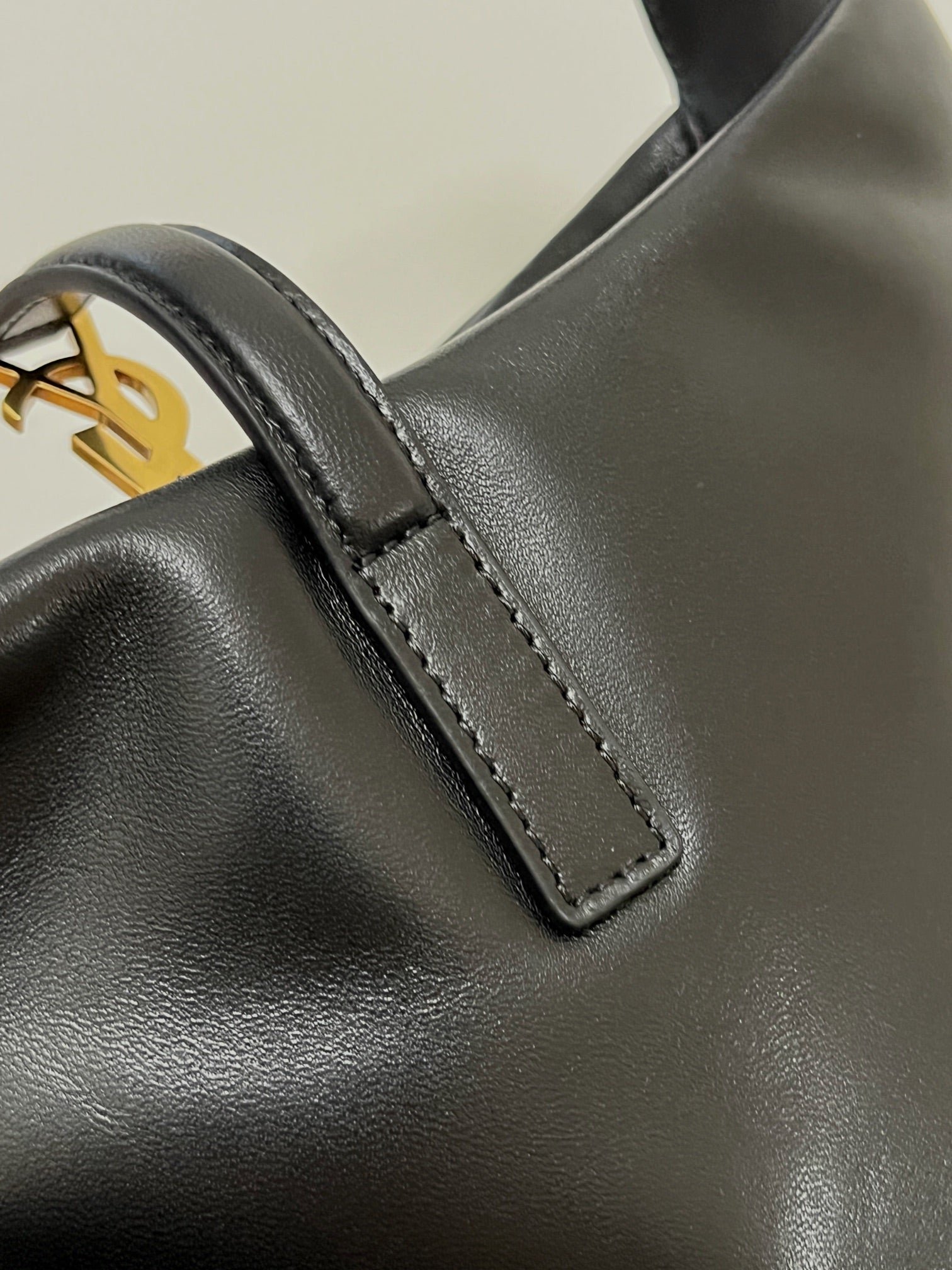 {Style No: R4VUJDZW} LE 5 À 7 BAG 24 BLACK GLOSSY CALFSKIN HOBO - Image 6