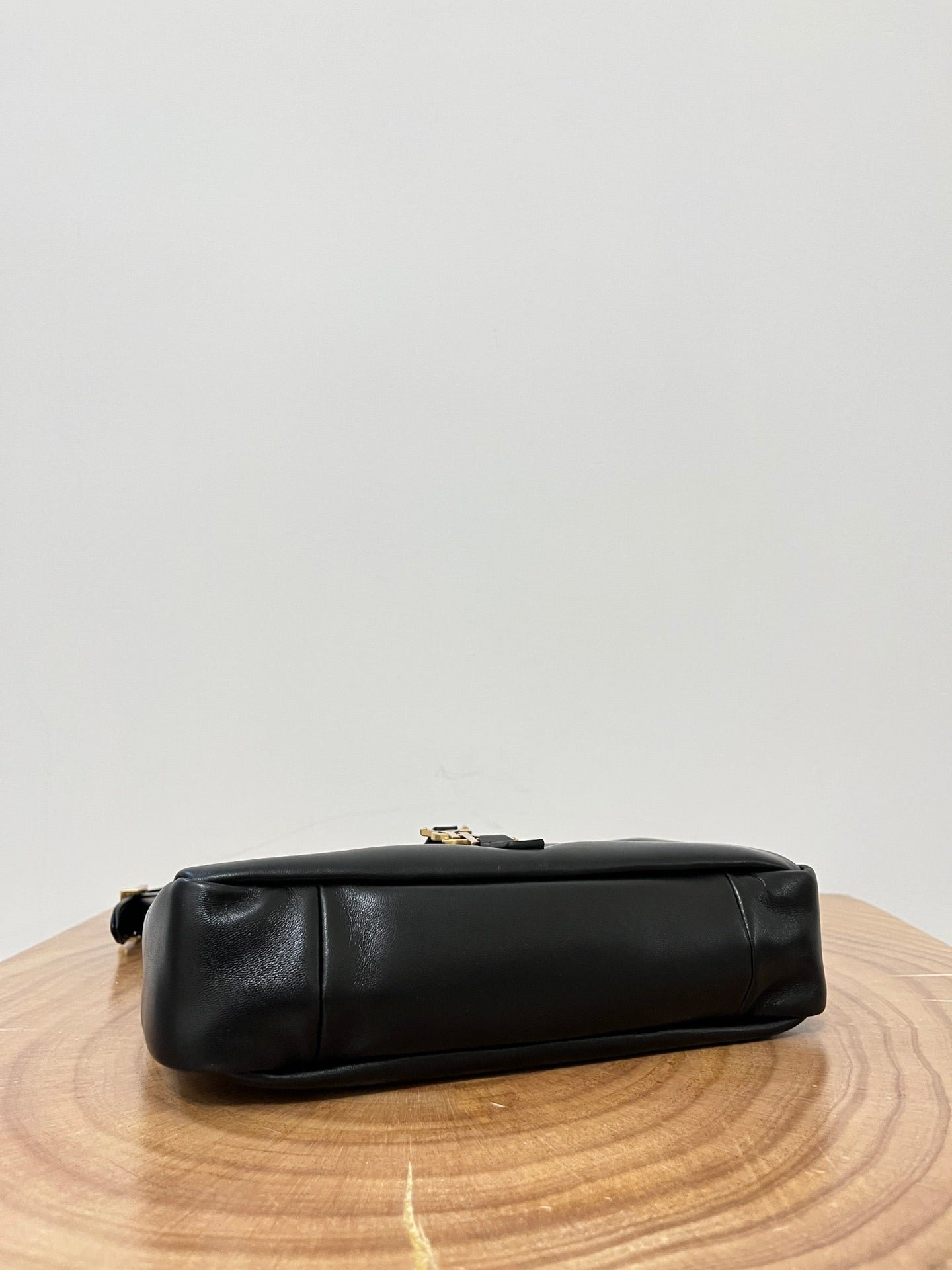 {Style No: R4VUJDZW} LE 5 À 7 BAG 24 BLACK GLOSSY CALFSKIN HOBO - Image 8