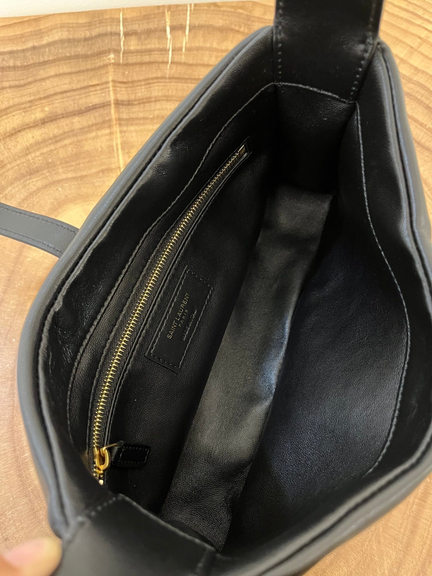 {Style No: R4VUJDZW} LE 5 À 7 BAG 24 BLACK GLOSSY CALFSKIN HOBO - Image 7