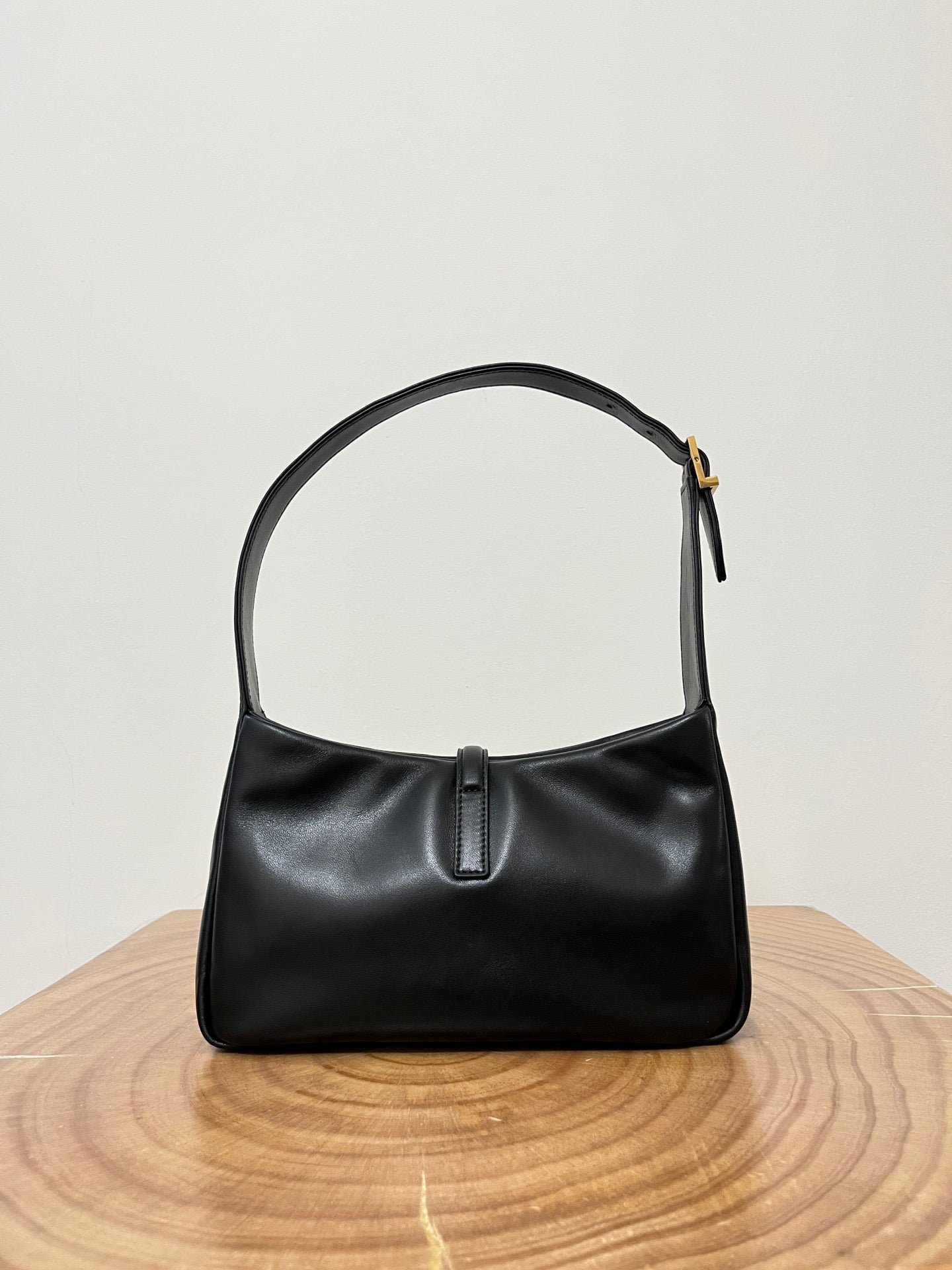 {Style No: R4VUJDZW} LE 5 À 7 BAG 24 BLACK GLOSSY CALFSKIN HOBO - Image 3