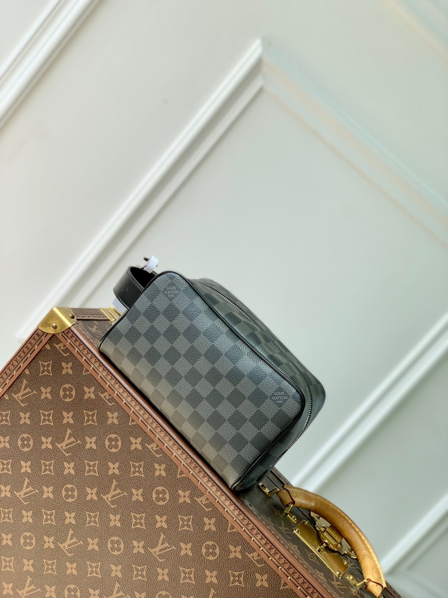 {Style No: CI3WB1JI} LOCKER DOPP KIT 23 IN GREY BLACK DAMIER GRAPHITE CANVAS - Image 7