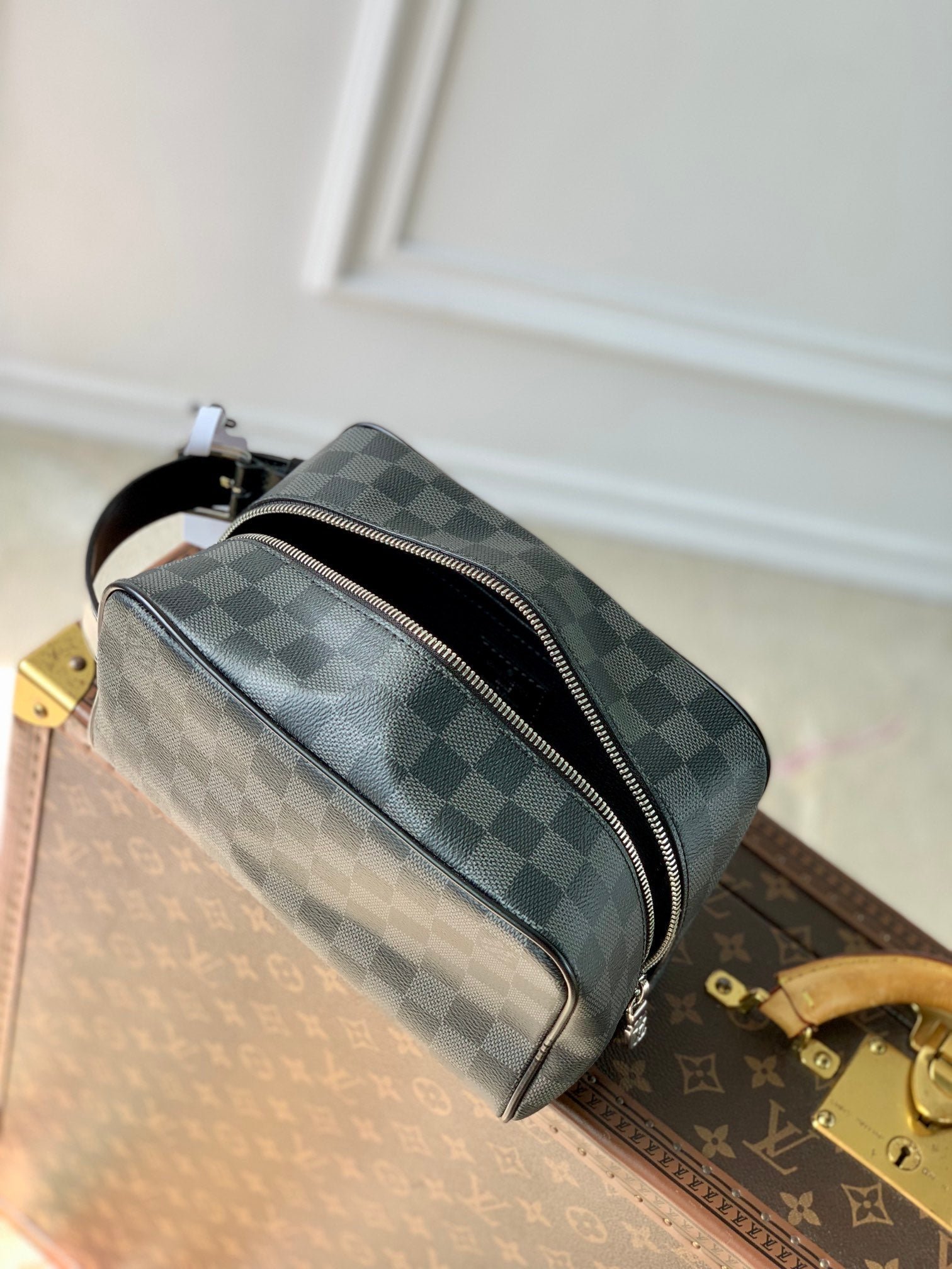 {Style No: CI3WB1JI} LOCKER DOPP KIT 23 IN GREY BLACK DAMIER GRAPHITE CANVAS - Image 9