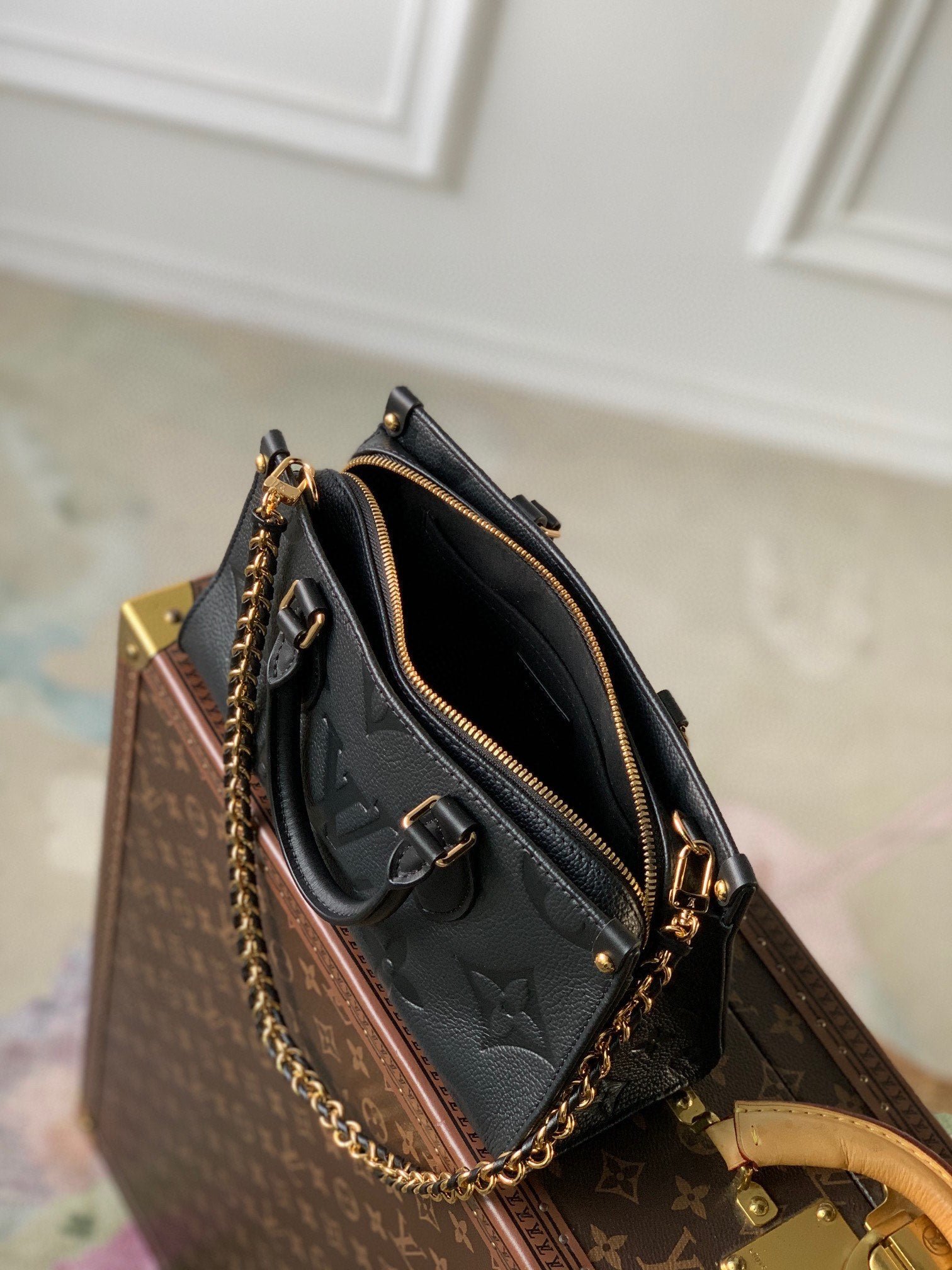{Style No: O93GEUHJ} ONTHEGO EAST WEST BAG 25 IN BLACK MONOGRAM EMBOSSED COWHIDE - Image 2