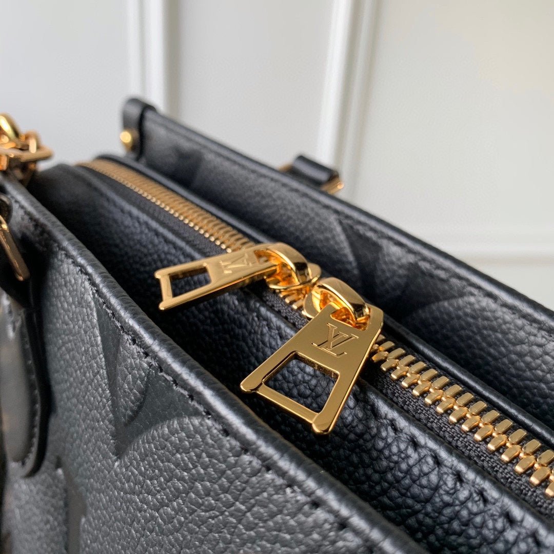 {Style No: O93GEUHJ} ONTHEGO EAST WEST BAG 25 IN BLACK MONOGRAM EMBOSSED COWHIDE - Image 4