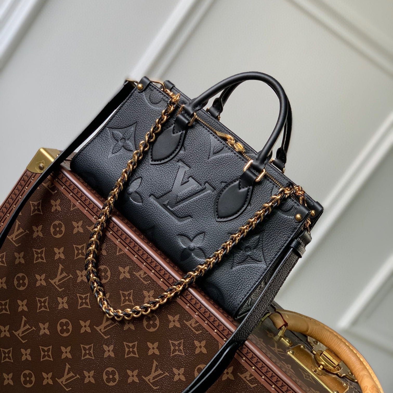 {Style No: O93GEUHJ} ONTHEGO EAST WEST BAG 25 IN BLACK MONOGRAM EMBOSSED COWHIDE