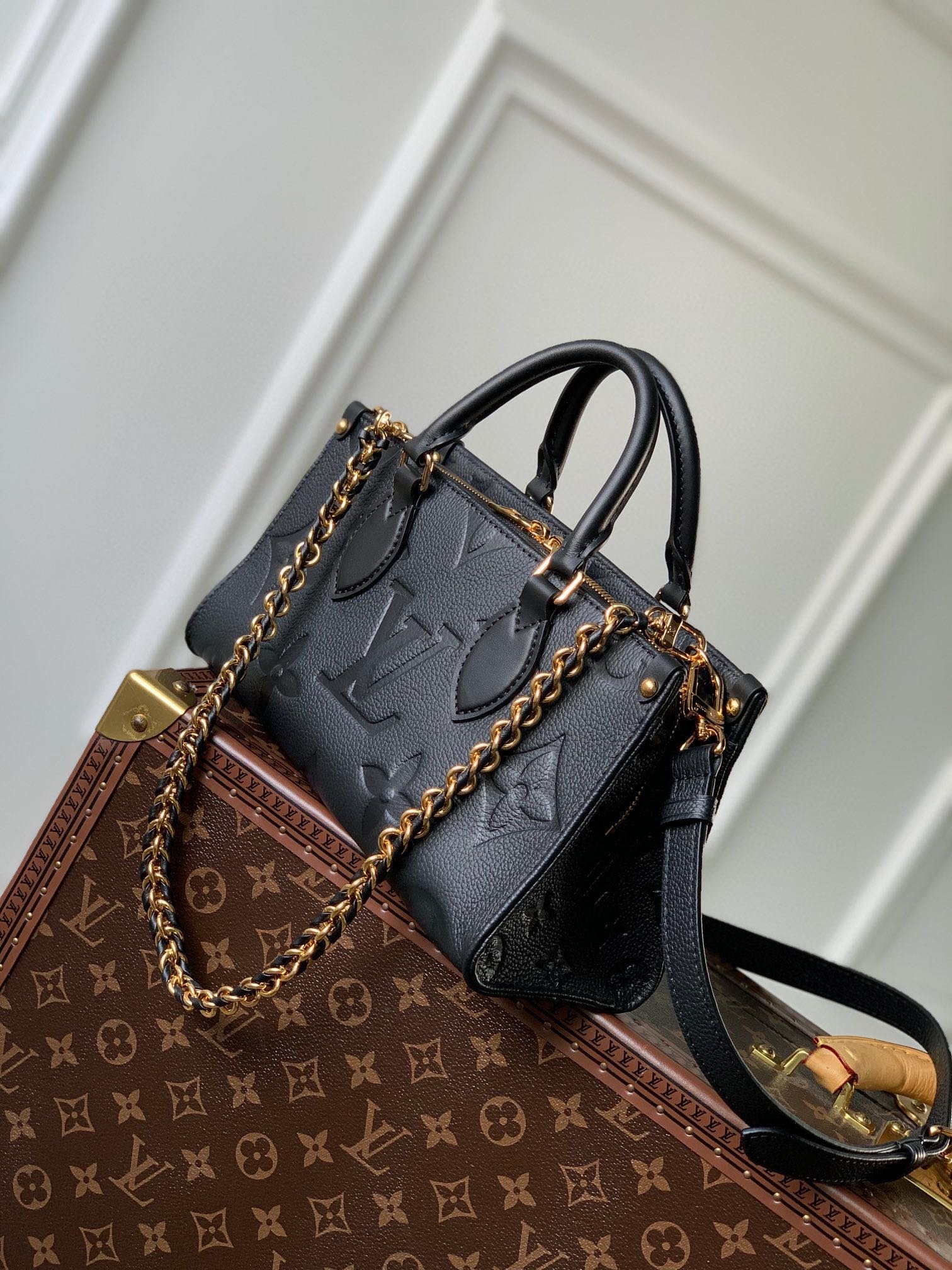 {Style No: O93GEUHJ} ONTHEGO EAST WEST BAG 25 IN BLACK MONOGRAM EMBOSSED COWHIDE - Image 7