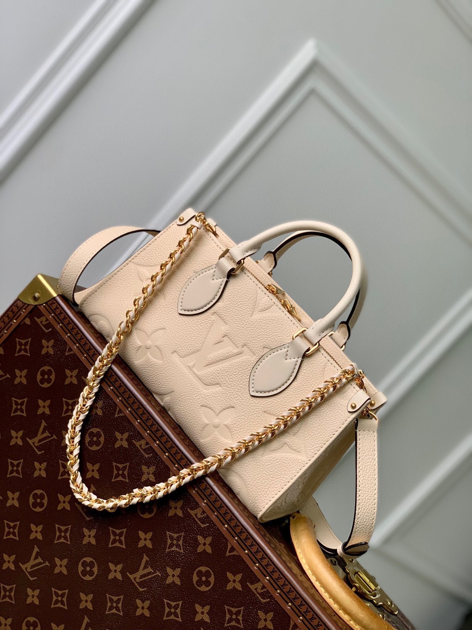 {Style No: VZ54FJWI} ONTHEGO EAST WEST BAG 25 IN BEIGE MONOGRAM EMBOSSED COWHIDE - Image 3