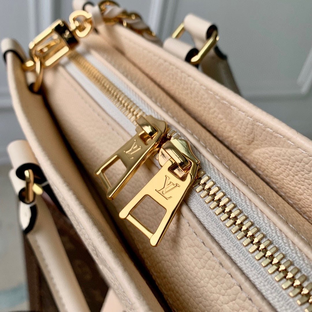 {Style No: VZ54FJWI} ONTHEGO EAST WEST BAG 25 IN BEIGE MONOGRAM EMBOSSED COWHIDE - Image 5