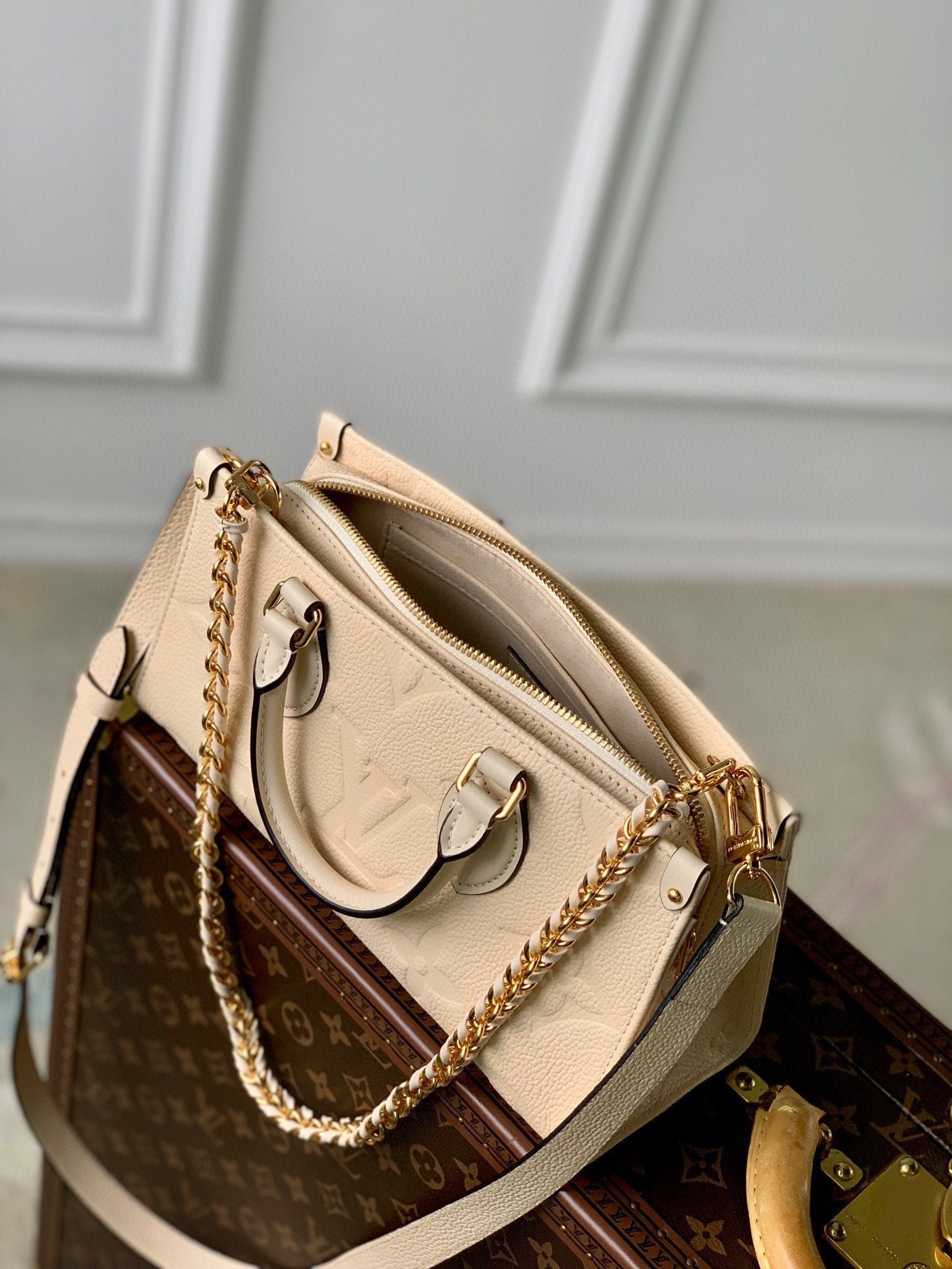 {Style No: VZ54FJWI} ONTHEGO EAST WEST BAG 25 IN BEIGE MONOGRAM EMBOSSED COWHIDE - Image 7