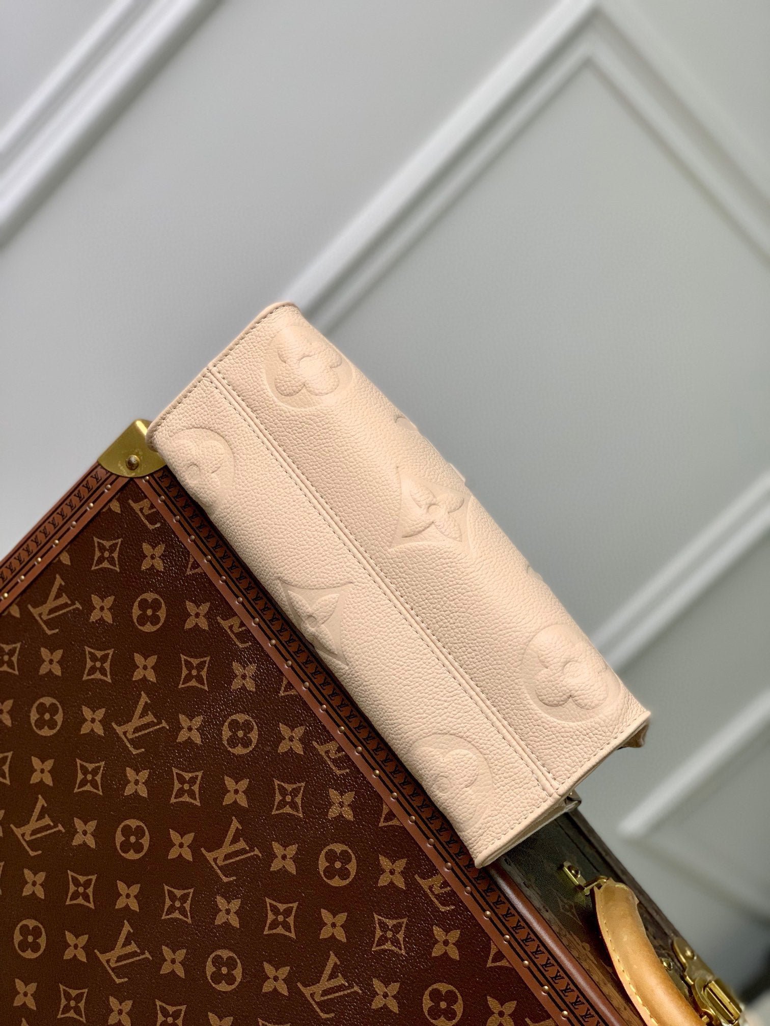 {Style No: VZ54FJWI} ONTHEGO EAST WEST BAG 25 IN BEIGE MONOGRAM EMBOSSED COWHIDE - Image 8