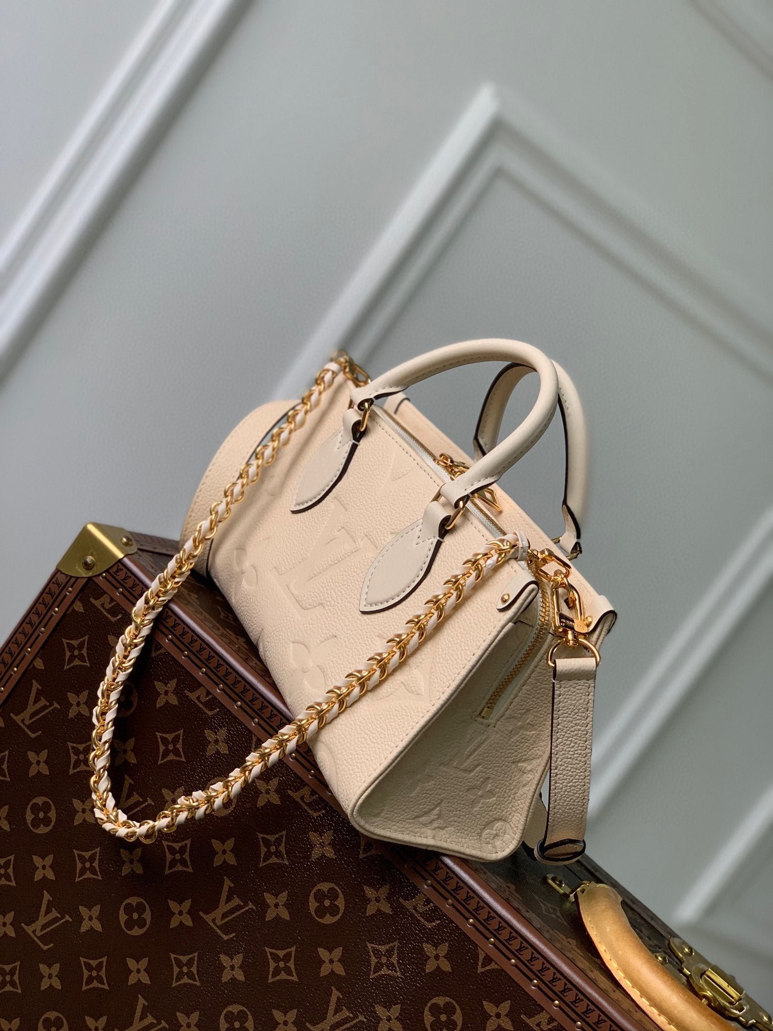 {Style No: VZ54FJWI} ONTHEGO EAST WEST BAG 25 IN BEIGE MONOGRAM EMBOSSED COWHIDE - Image 9