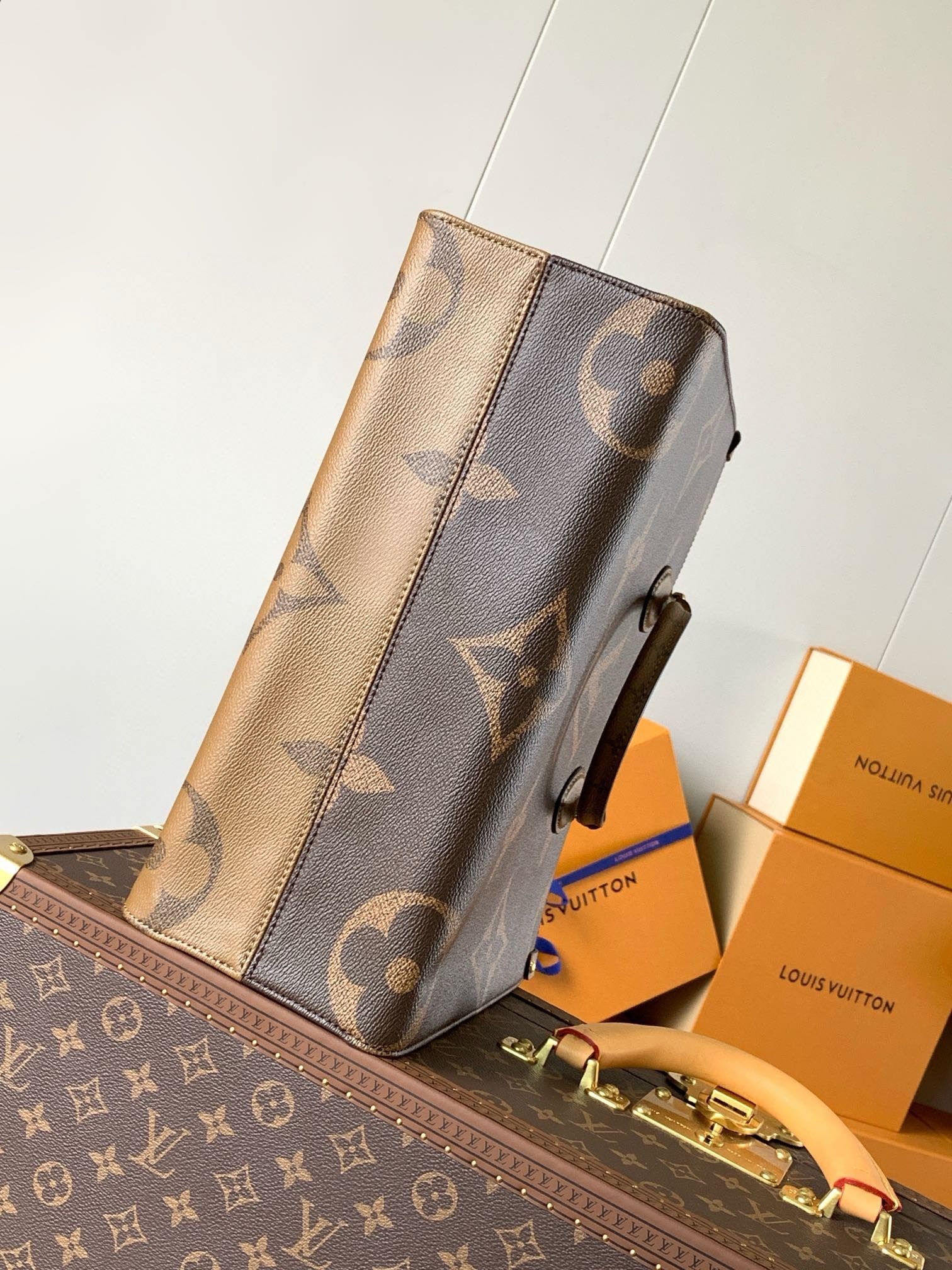 {Style No: XHS9BIKO} ONTHEGO MM 35CM MONOGRAM GIANT CANVAS - Image 5