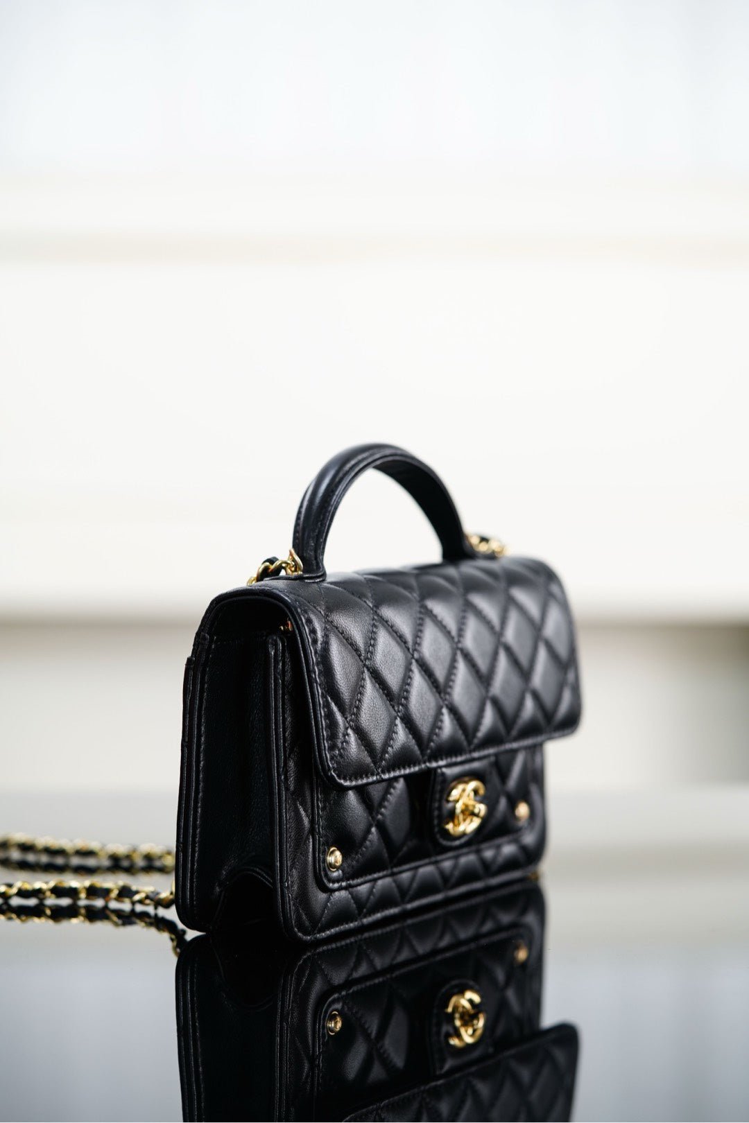 {Style No: D2FIVC7P} CHANEL 25S TOP HANDLE FLAP 19 CM IN BLACK LAMBSKIN WITH GOLD HARDWARE - Image 4