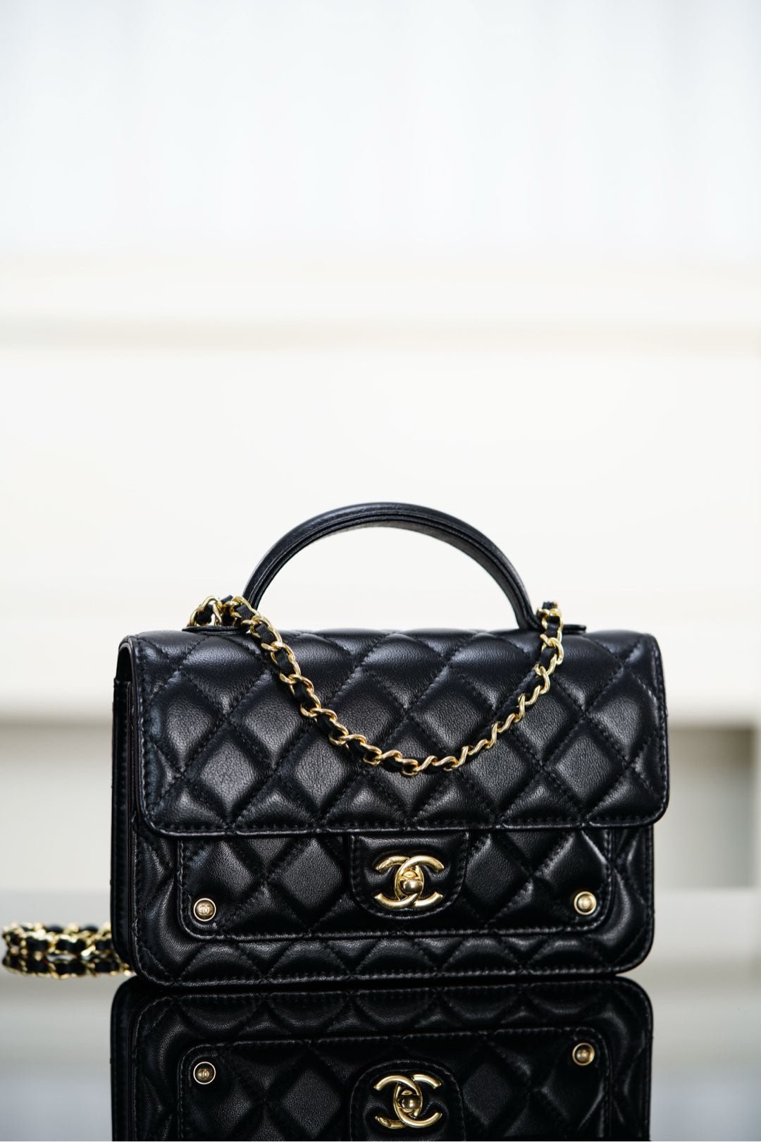 {Style No: D2FIVC7P} CHANEL 25S TOP HANDLE FLAP 19 CM IN BLACK LAMBSKIN WITH GOLD HARDWARE - Image 2