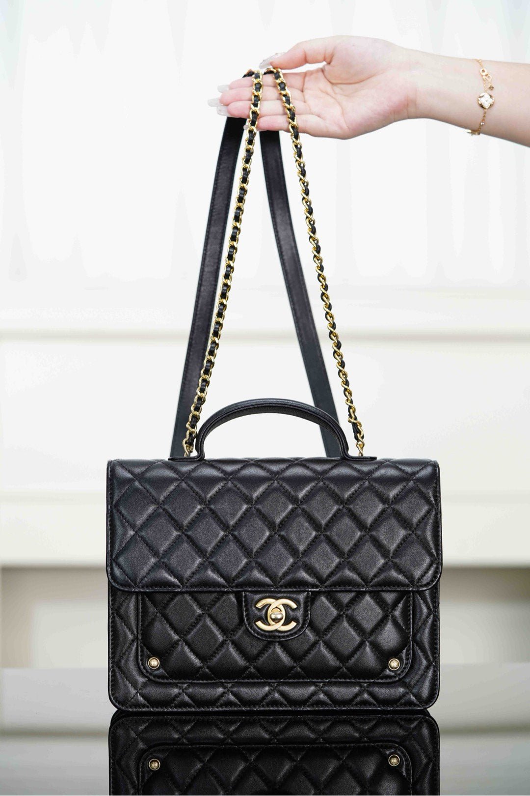 {Style No: 4PTT5ULK} CHANEL 25S TOP HANDLE FLAP 23 CM IN BLACK LAMBSKIN WITH GOLD HARDWARE - Image 4