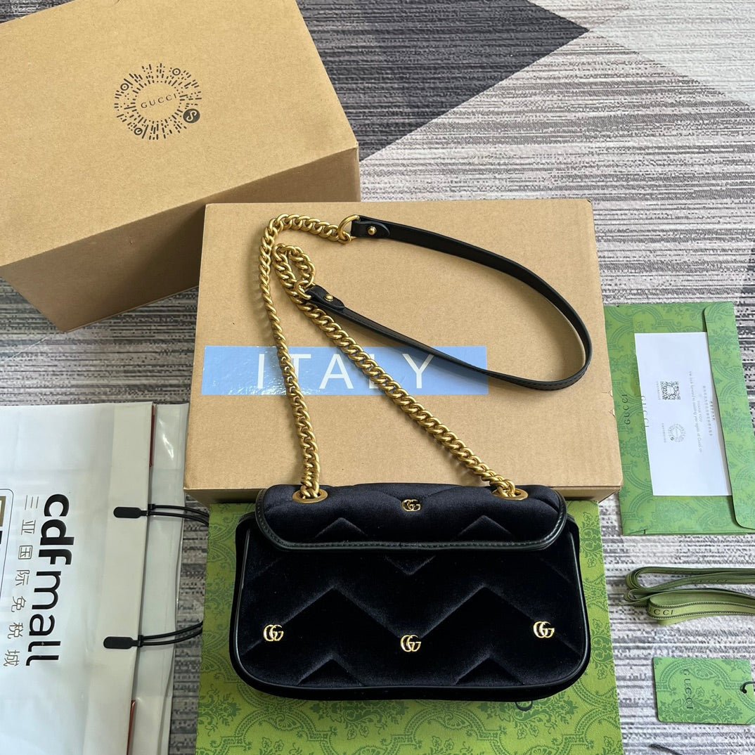 {Style No: D13W44XF} GG MARMONT MINI 22 BAG IN BLACK VELVET - Image 4