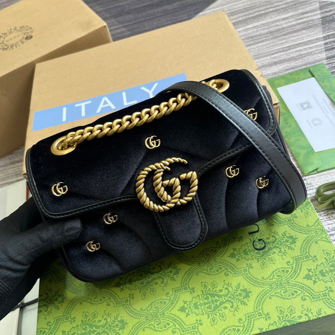 {Style No: D13W44XF} GG MARMONT MINI 22 BAG IN BLACK VELVET - Image 3