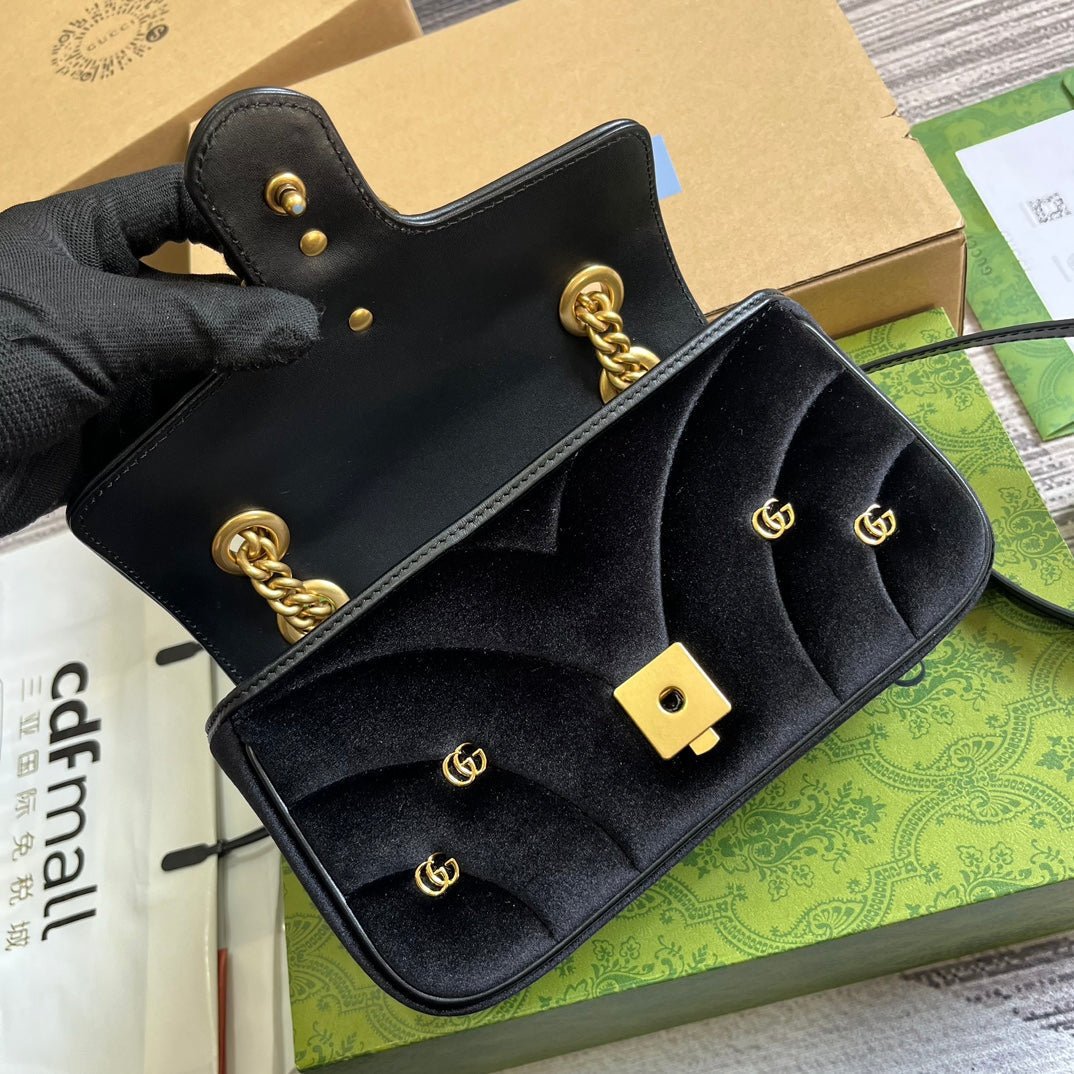 {Style No: D13W44XF} GG MARMONT MINI 22 BAG IN BLACK VELVET - Image 2