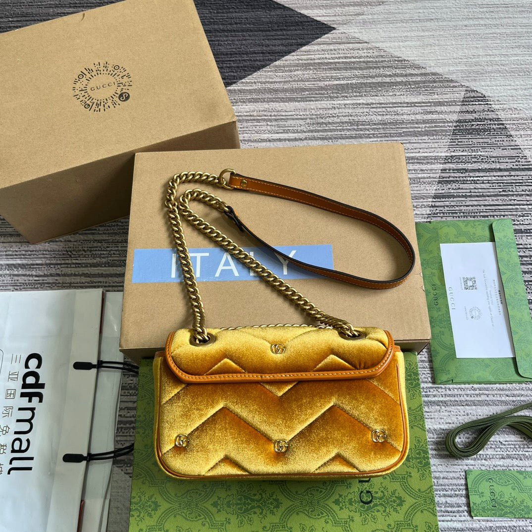 {Style No: 2TH7D9AR} GG MARMONT MINI 22 BAG IN GOLDEN VELVET - Image 3