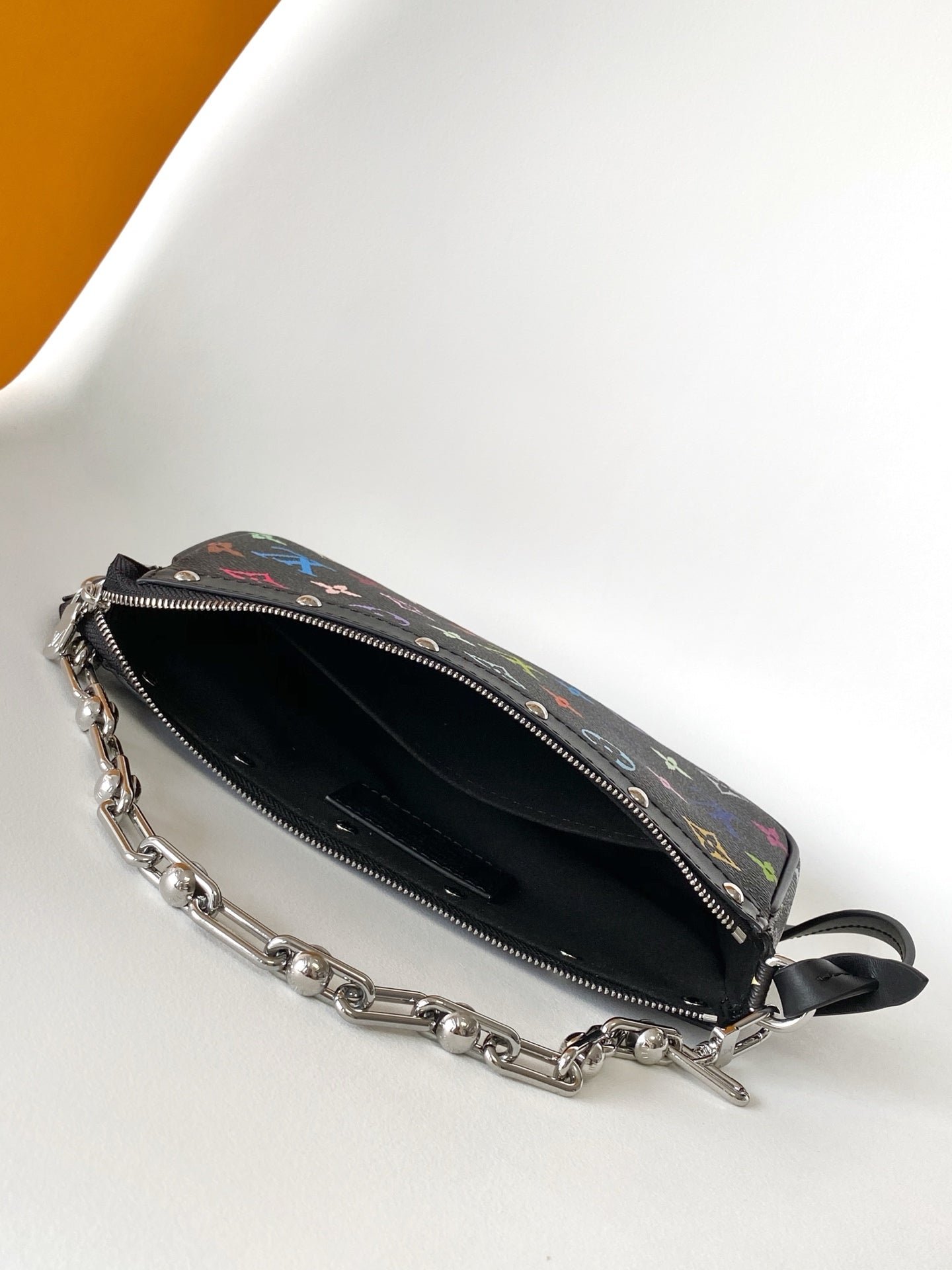 {Style No: 5M19X23X} POCHETTE ACCESSOIRES 22 BAG IN MULTICOLOR MONOGRAM CANVAS AND COWHIDE - Image 3