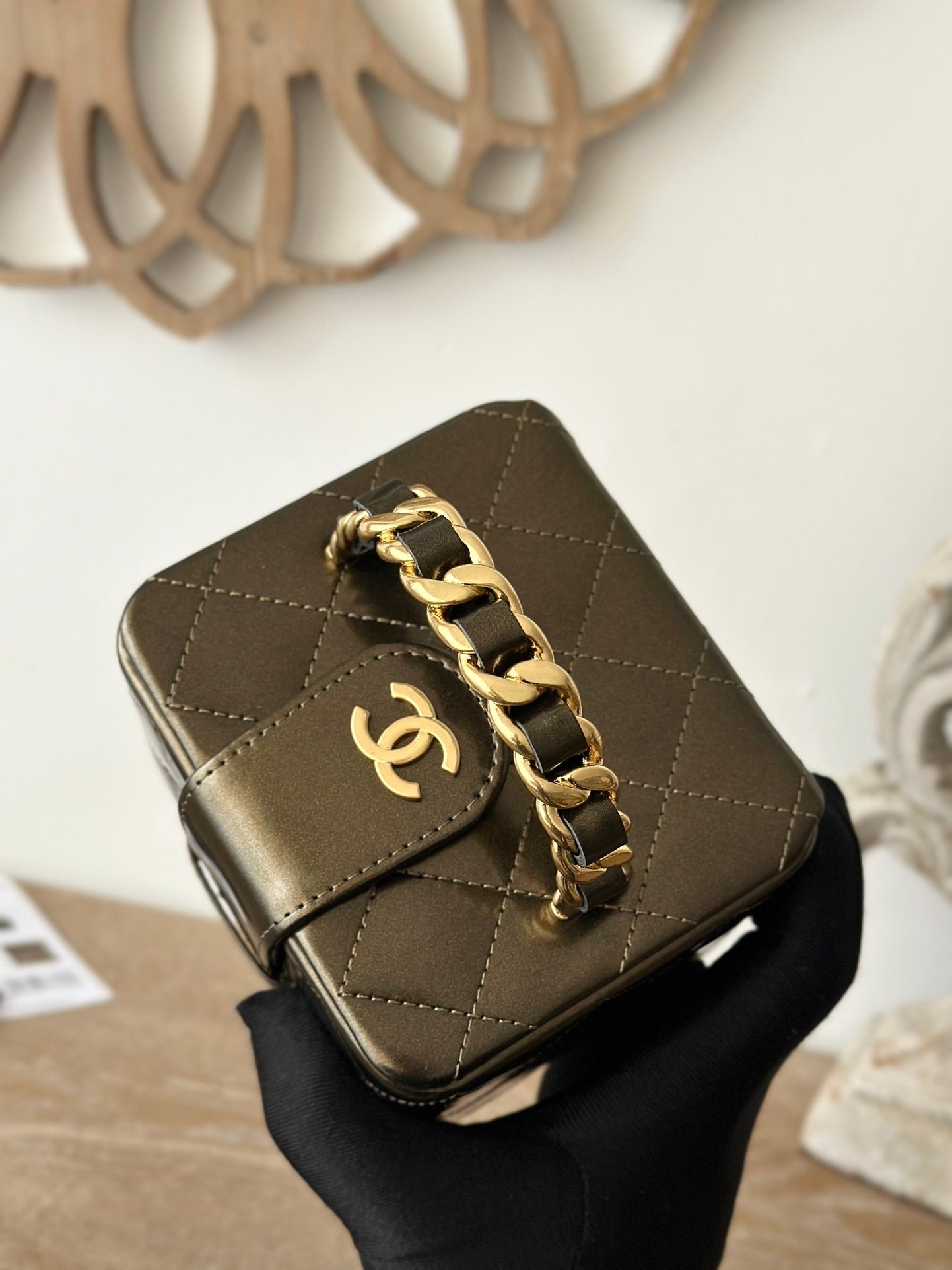 {Style No: H89OUURH} MINI VINTAGE COSMETIC BAG 11 IN MIKADO SHINY CALFSKIN GOLD HARDWARE - Image 4