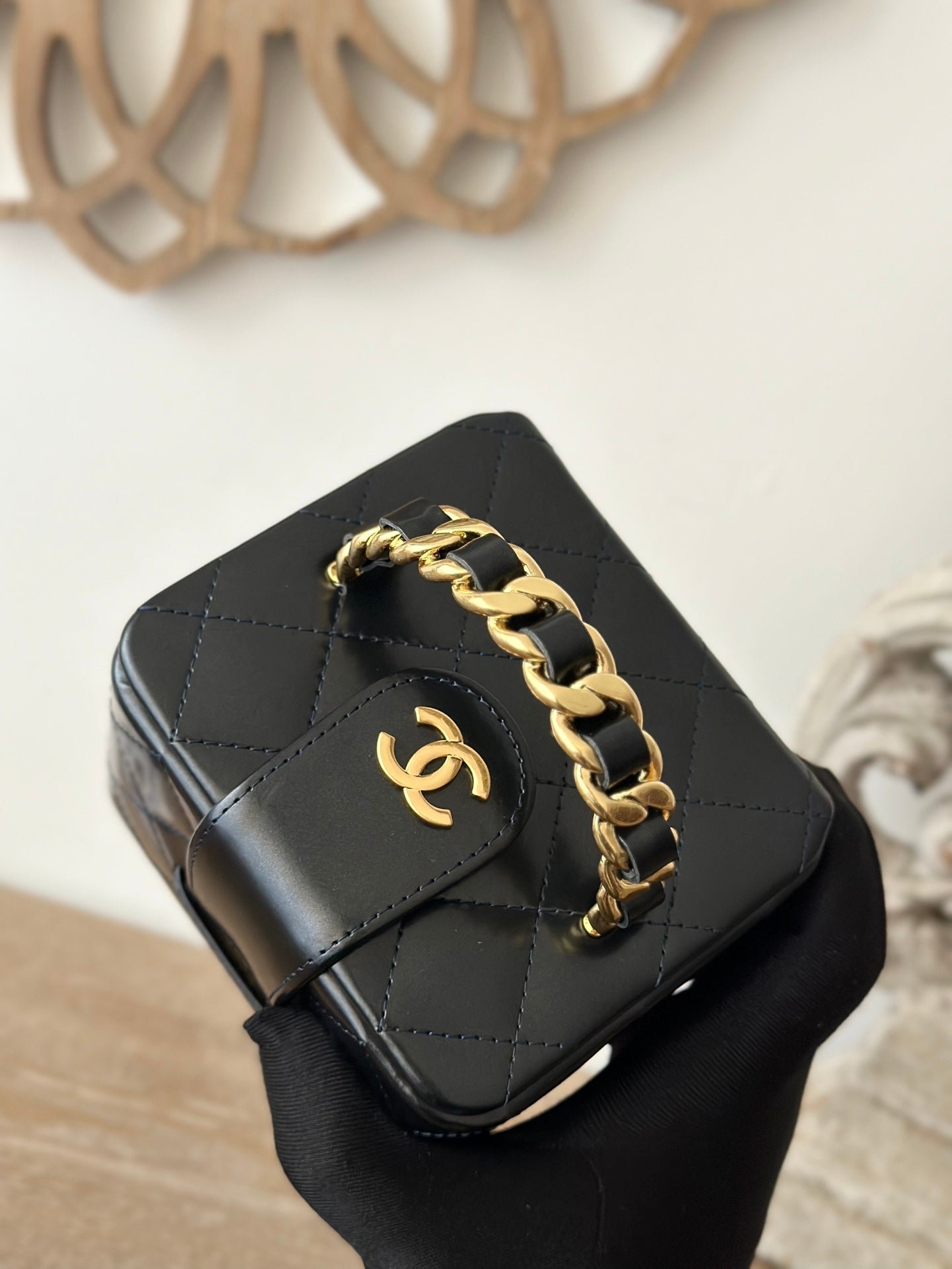 {Style No: FAOZ4K7N} MINI VINTAGE COSMETIC BAG 11 IN BLACK SHINY CALFSKIN GOLD HARDWARE - Image 7