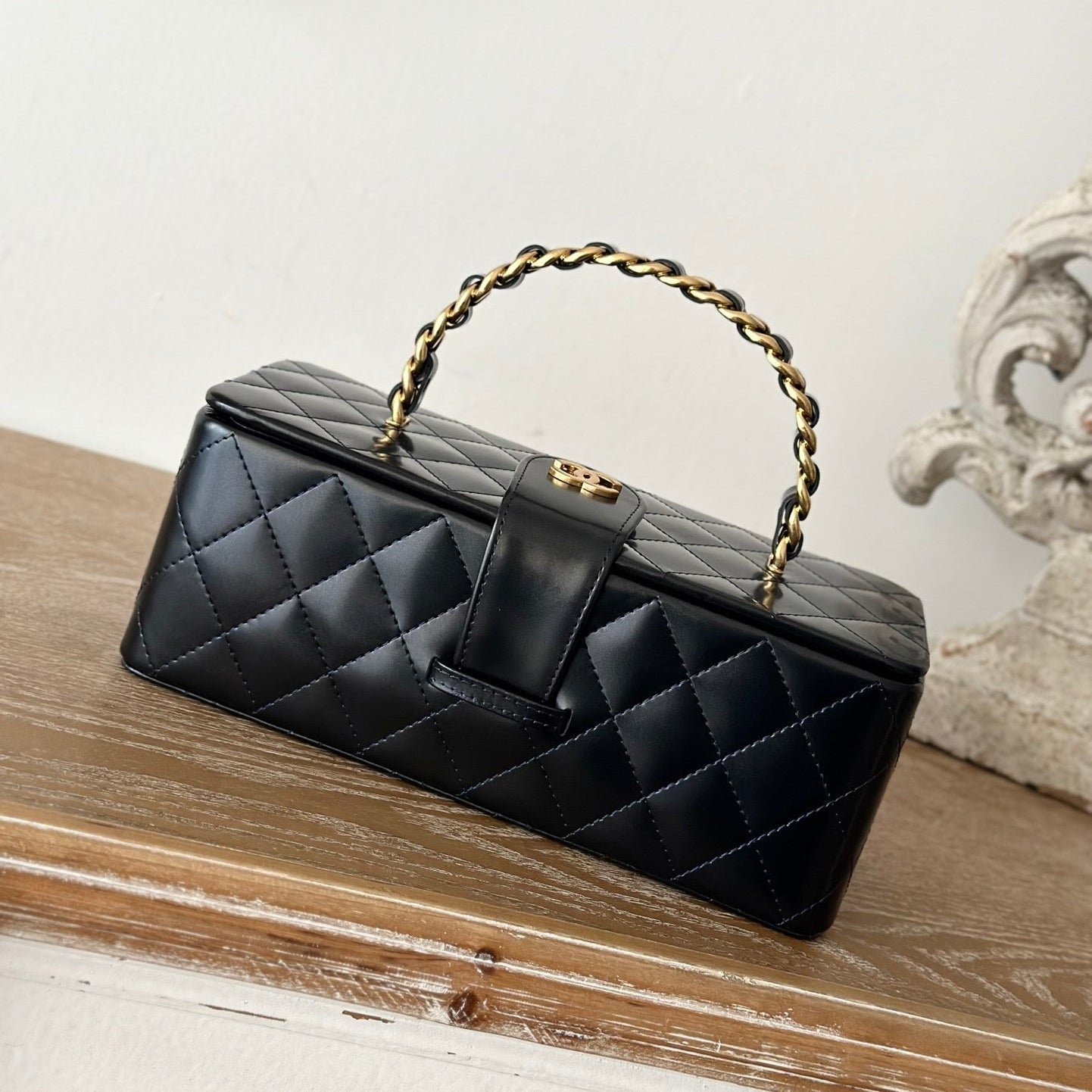 {Style No: OWRHKN2W} VINTAGE COSMETIC BAG 22 IN BLACK SHINY CALFSKIN GOLD HARDWARE