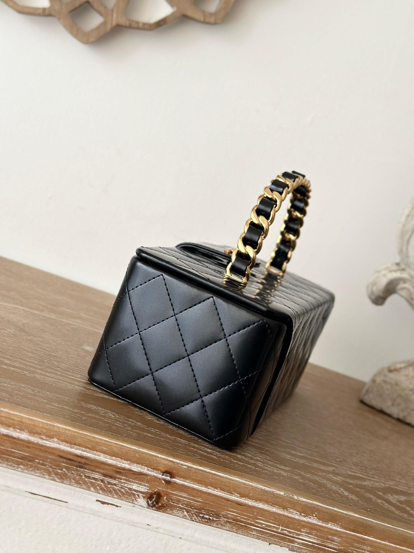 {Style No: OWRHKN2W} VINTAGE COSMETIC BAG 22 IN BLACK SHINY CALFSKIN GOLD HARDWARE - Image 6