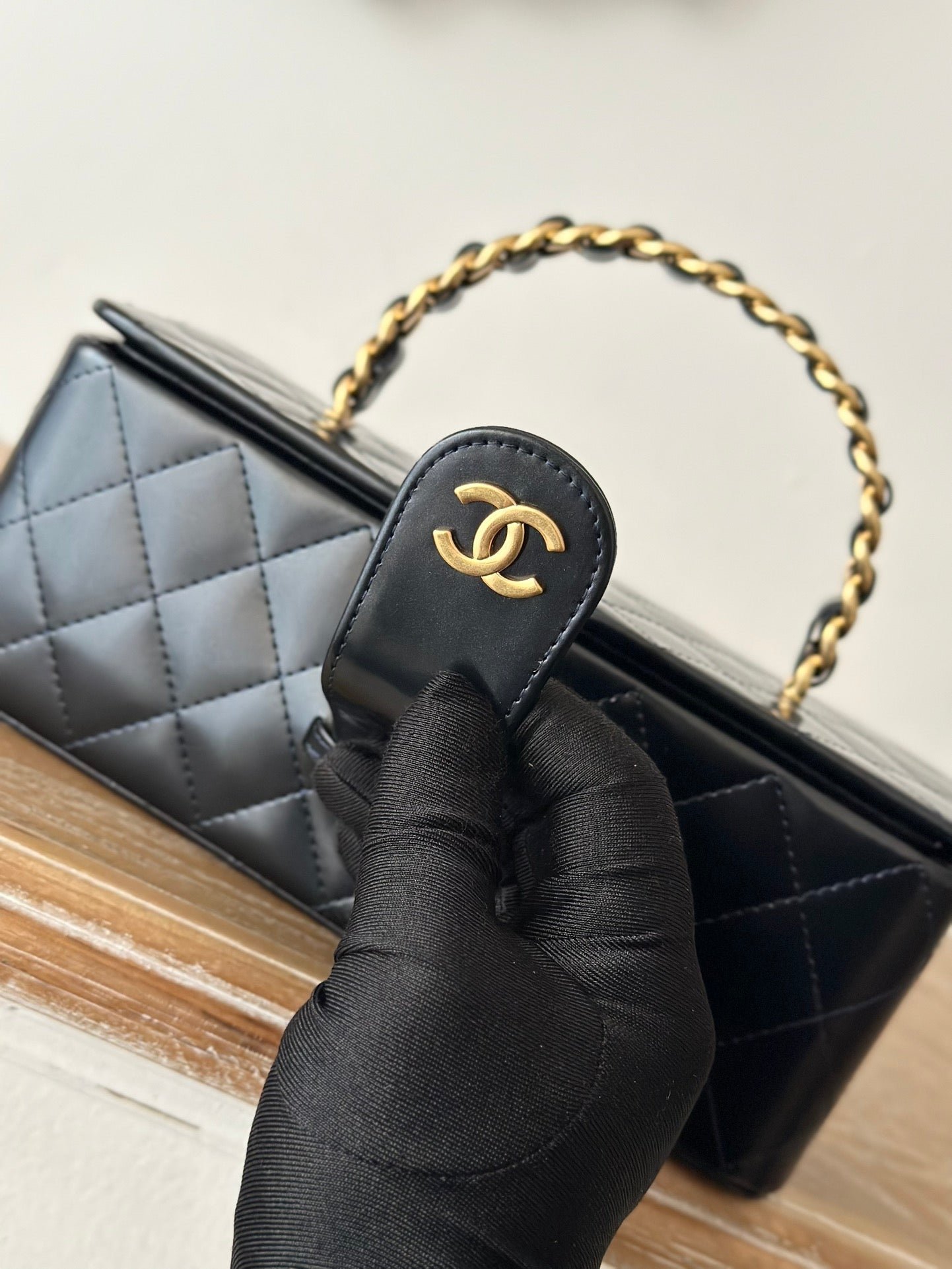 {Style No: OWRHKN2W} VINTAGE COSMETIC BAG 22 IN BLACK SHINY CALFSKIN GOLD HARDWARE - Image 7
