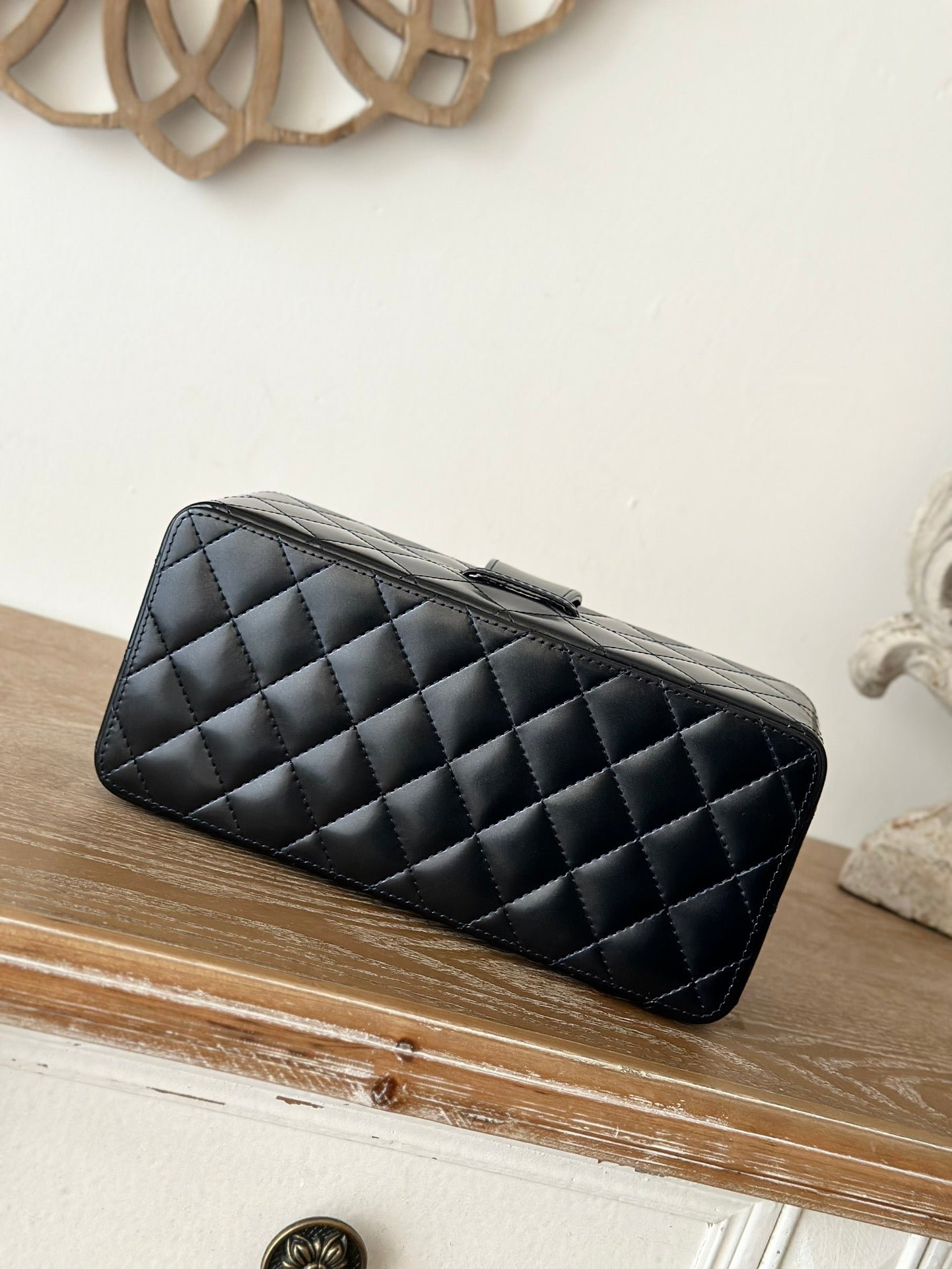 {Style No: OWRHKN2W} VINTAGE COSMETIC BAG 22 IN BLACK SHINY CALFSKIN GOLD HARDWARE - Image 2