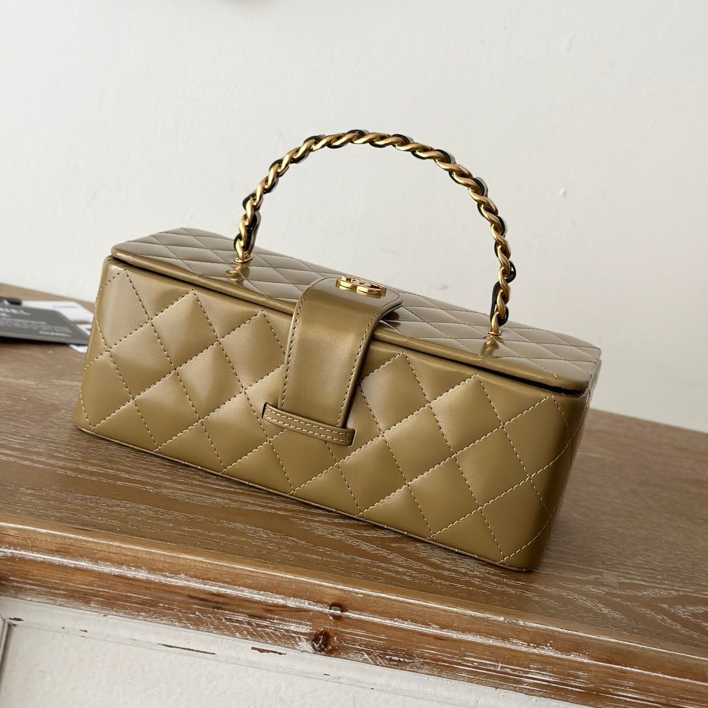 {Style No: RHZJ7R9K} VINTAGE COSMETIC BAG 22 IN CAPE PALLISER SHINY CALFSKIN GOLD HARDWARE