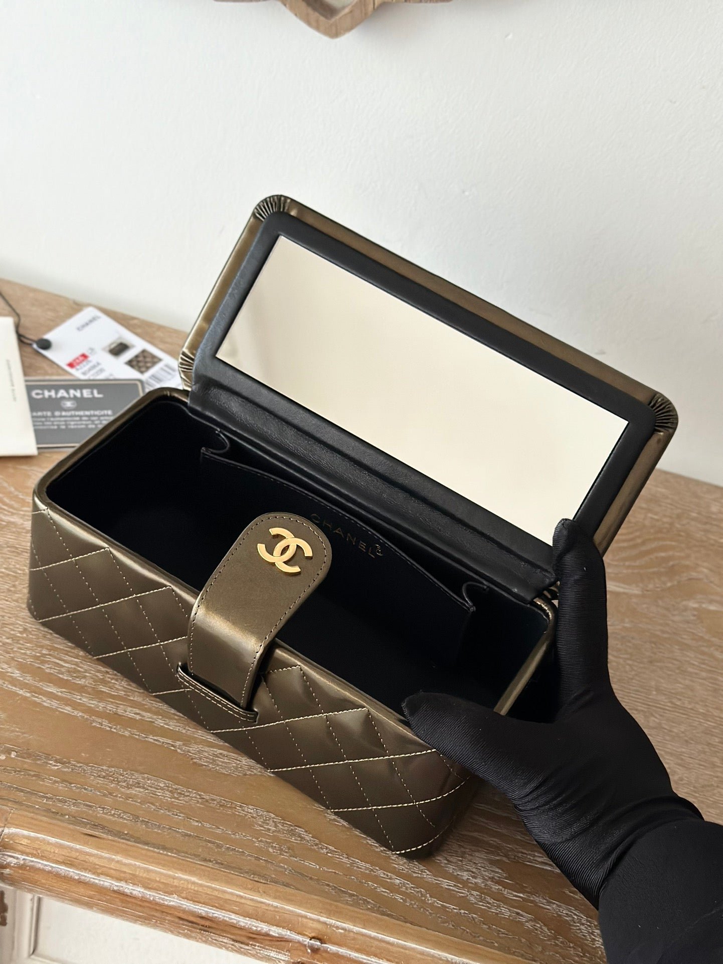 {Style No: I1ULVNFM} VINTAGE COSMETIC BAG 22 IN MIKADO SHINY CALFSKIN GOLD HARDWARE - Image 3