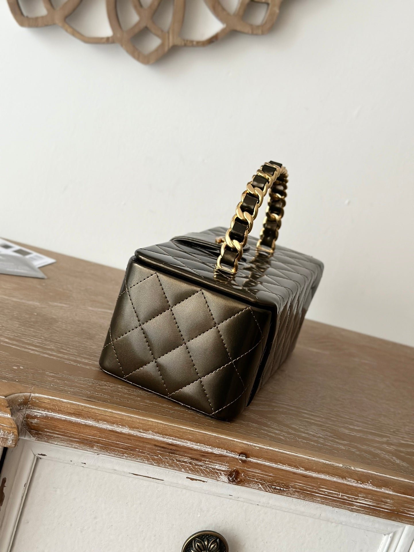 {Style No: I1ULVNFM} VINTAGE COSMETIC BAG 22 IN MIKADO SHINY CALFSKIN GOLD HARDWARE - Image 8