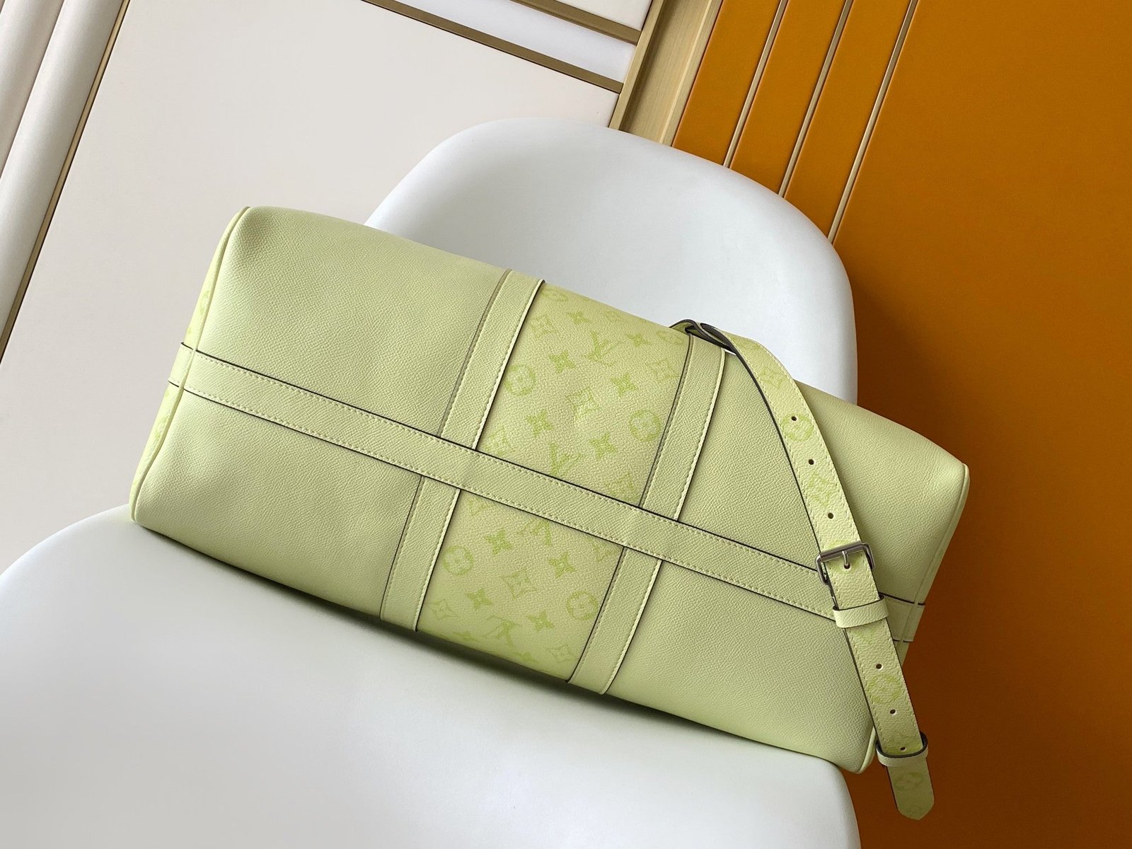 {Style No: I3AJ34P1} LV 25S KEEPALL BANDOULIÈRE 45 IN LIGHT OLIVE GREEN CALFSKIN SILVER HARDWARE - Image 5